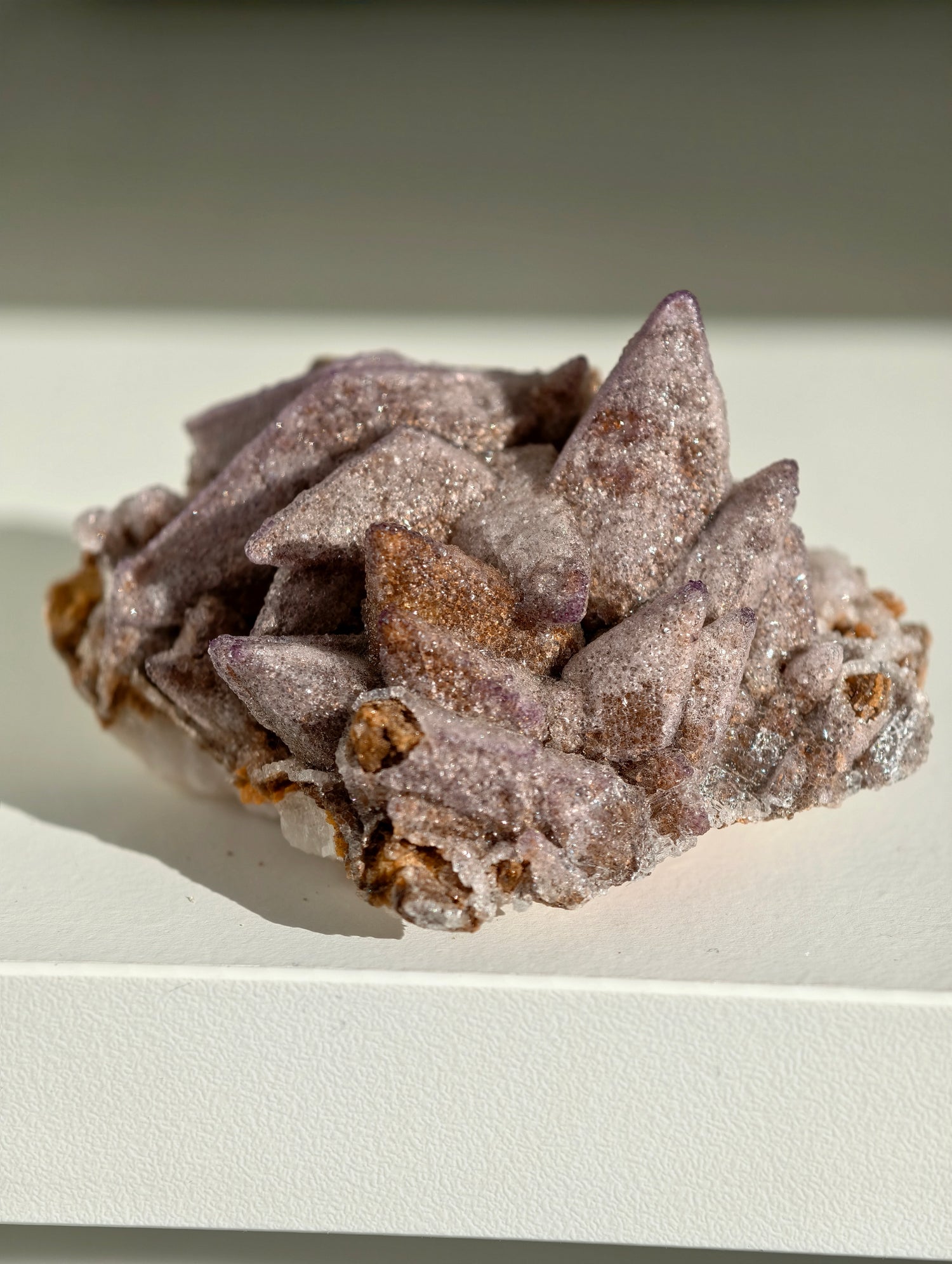 Lila Yttriumfluorit auf Dogtooth Calcit