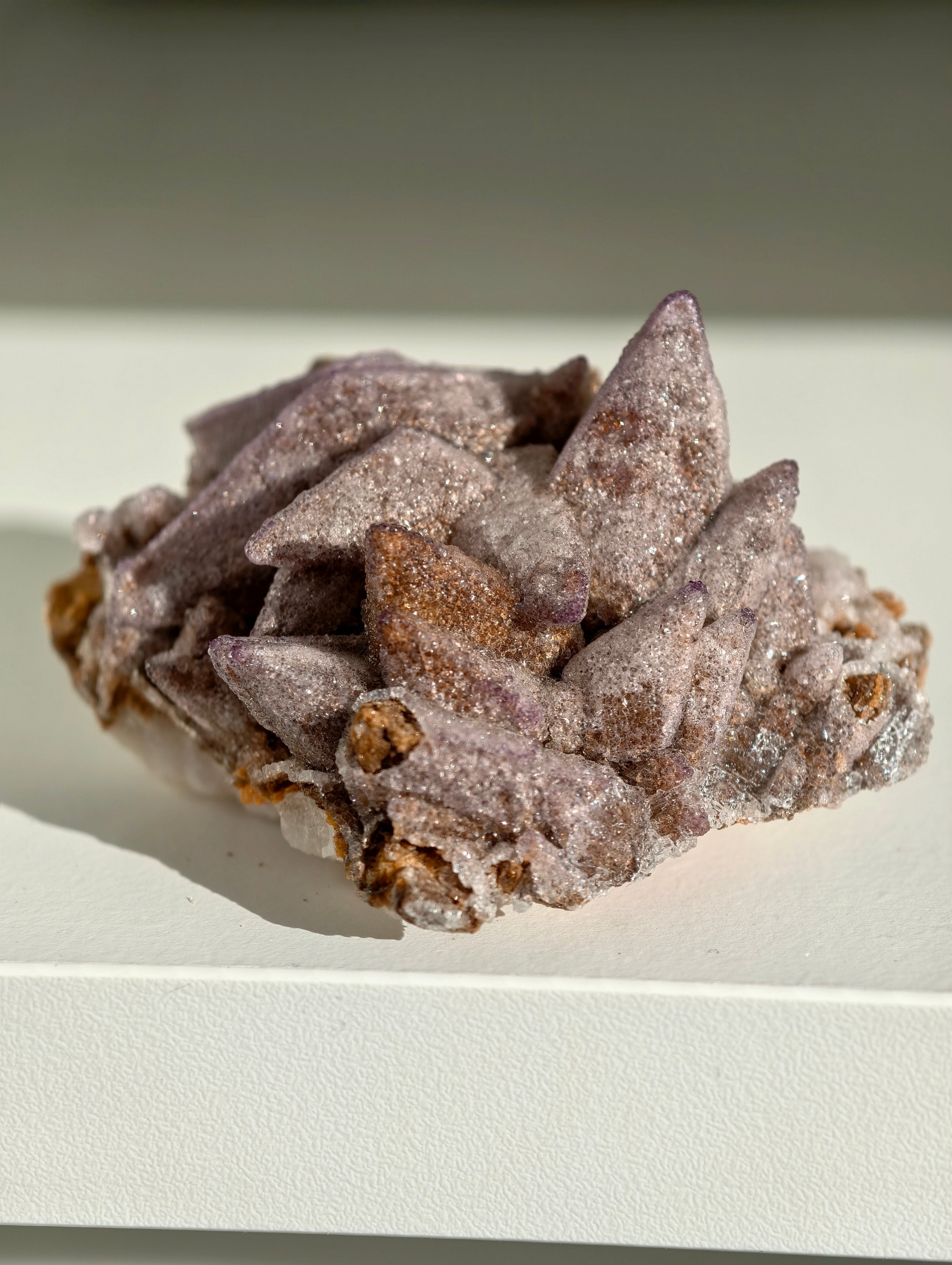 Lila Yttriumfluorit auf Dogtooth Calcit