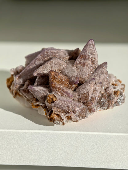 Lila Yttriumfluorit auf Dogtooth Calcit