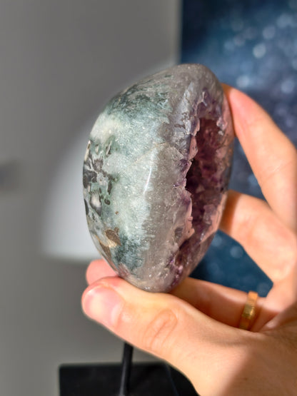 Polierte Amethyst Quarz Geode auf Ständer