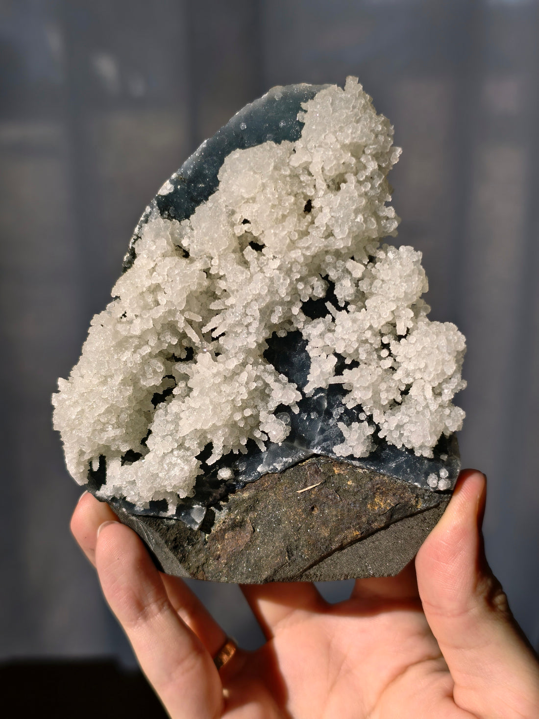 Chalcedon Stalaktiten auf dunklem Chalcedon (2. Generation) Neu!