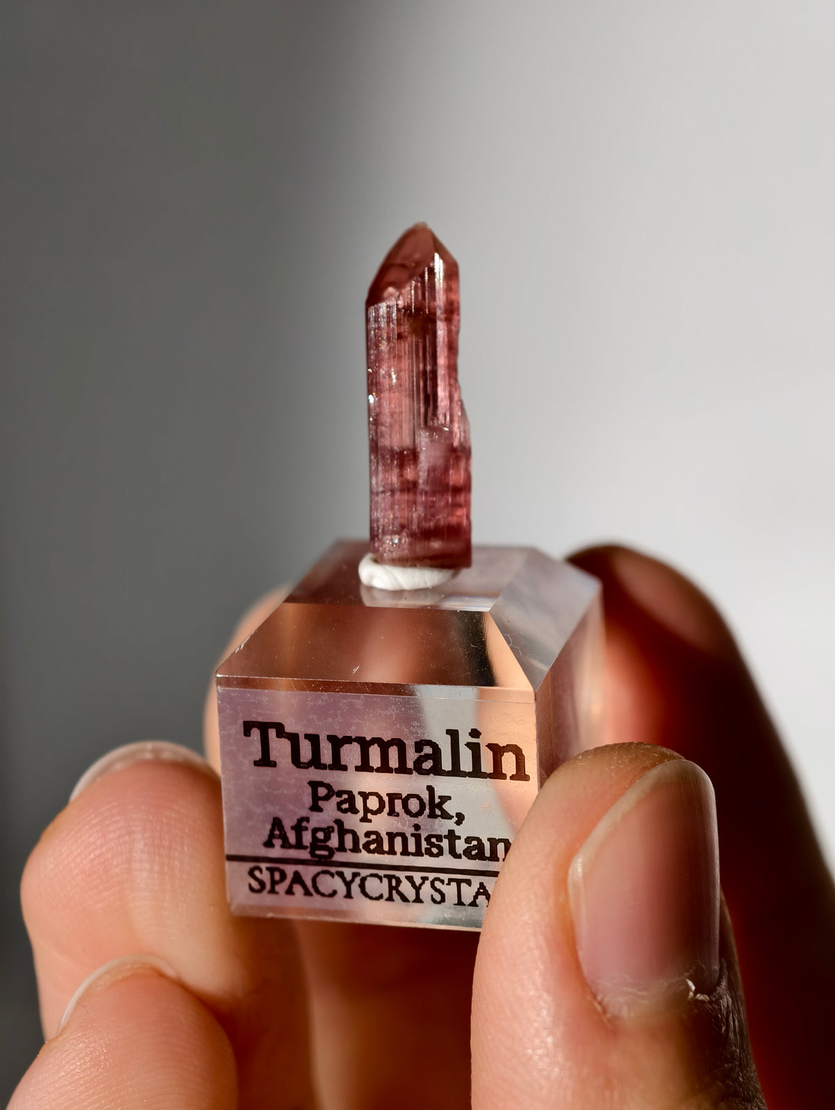 Pinker Turmalin auf Podest