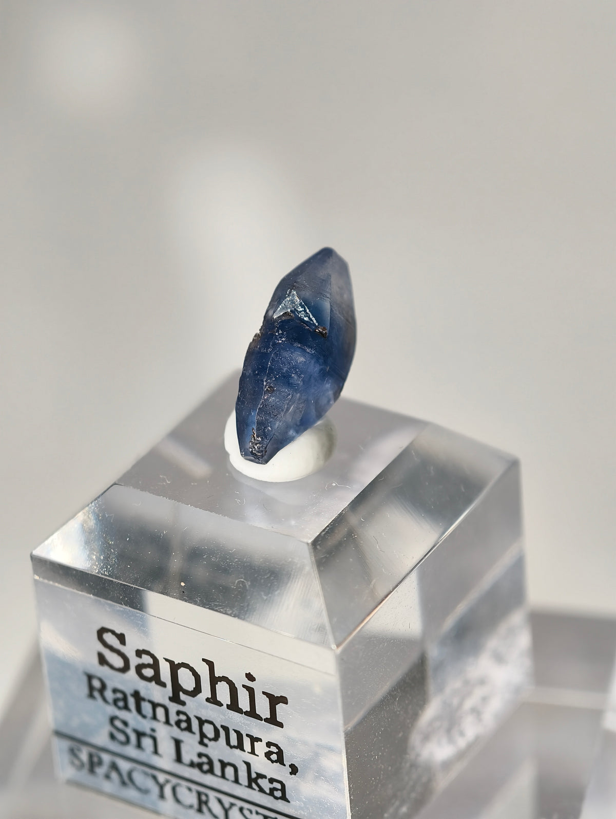 Blauer Saphir aus Sri Lanka auf Podest