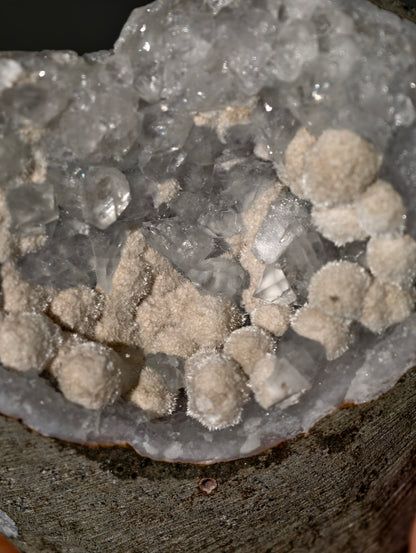 Mordenit Geode auf Apophyllit aus Indien