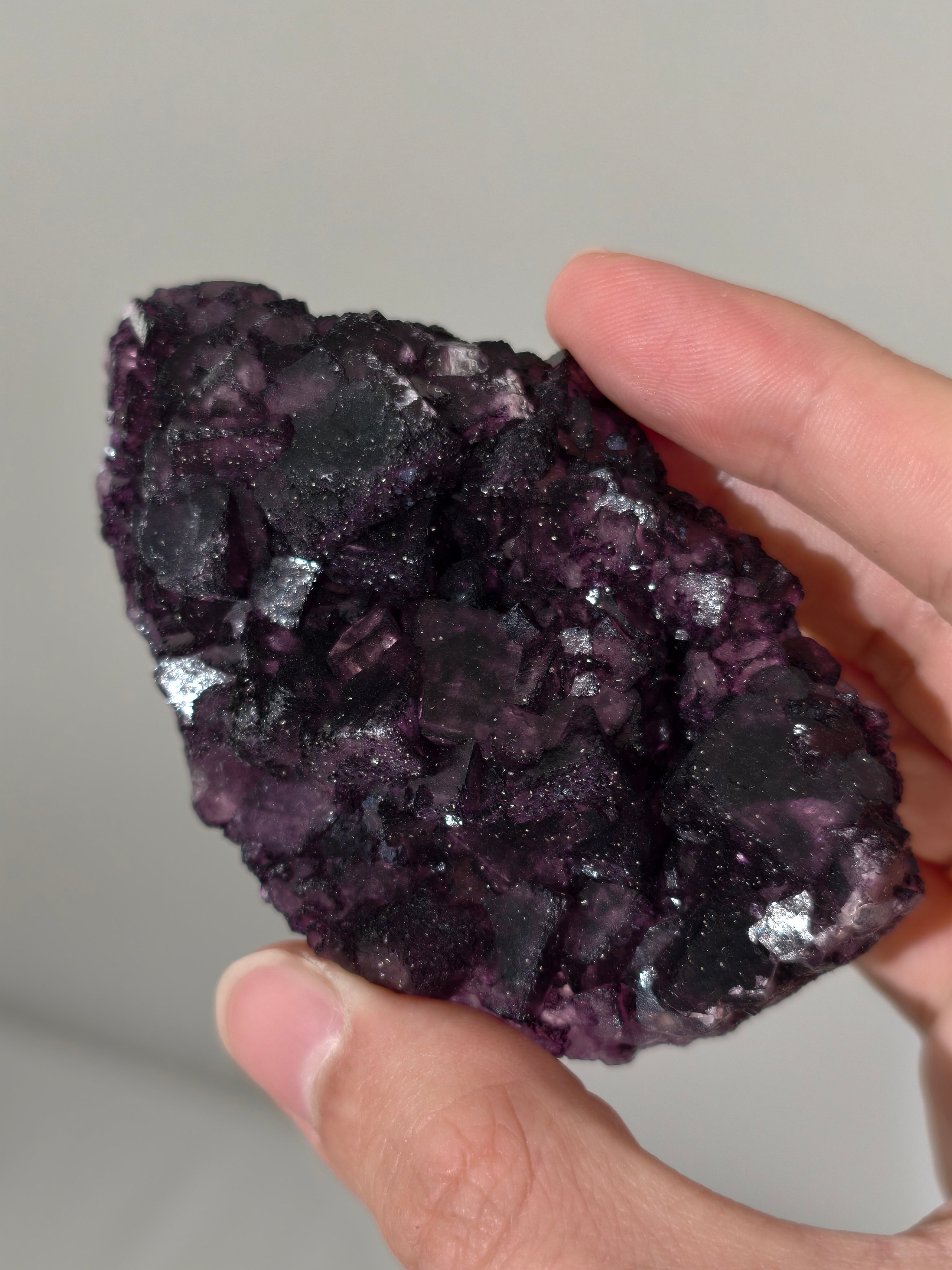 Lila Fluorit Cluster mit Mini Pyrit aus Xinyang