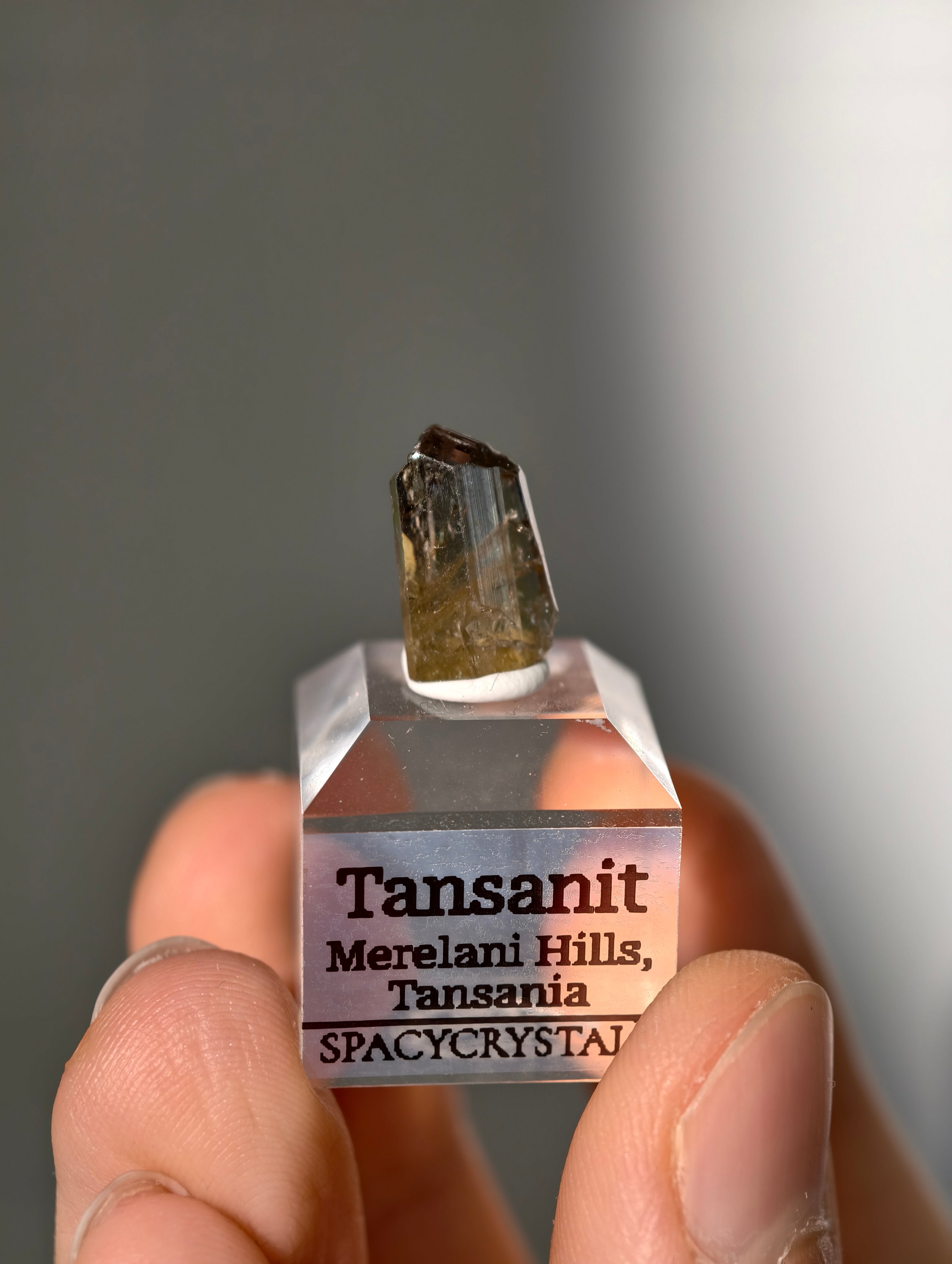 Tansanit Kristall auf Podest (nicht erhitzt!)