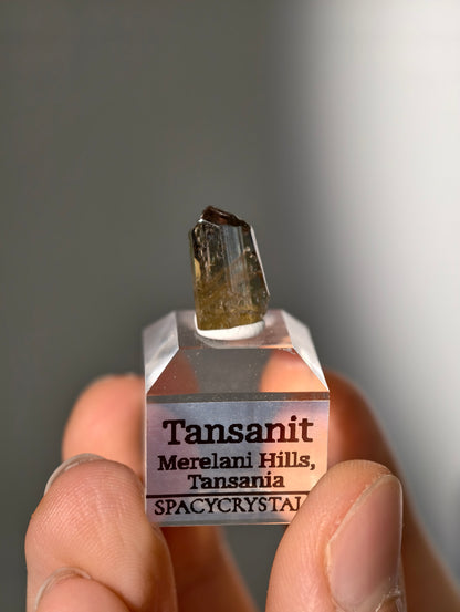Tansanit Kristall auf Podest (nicht erhitzt!)