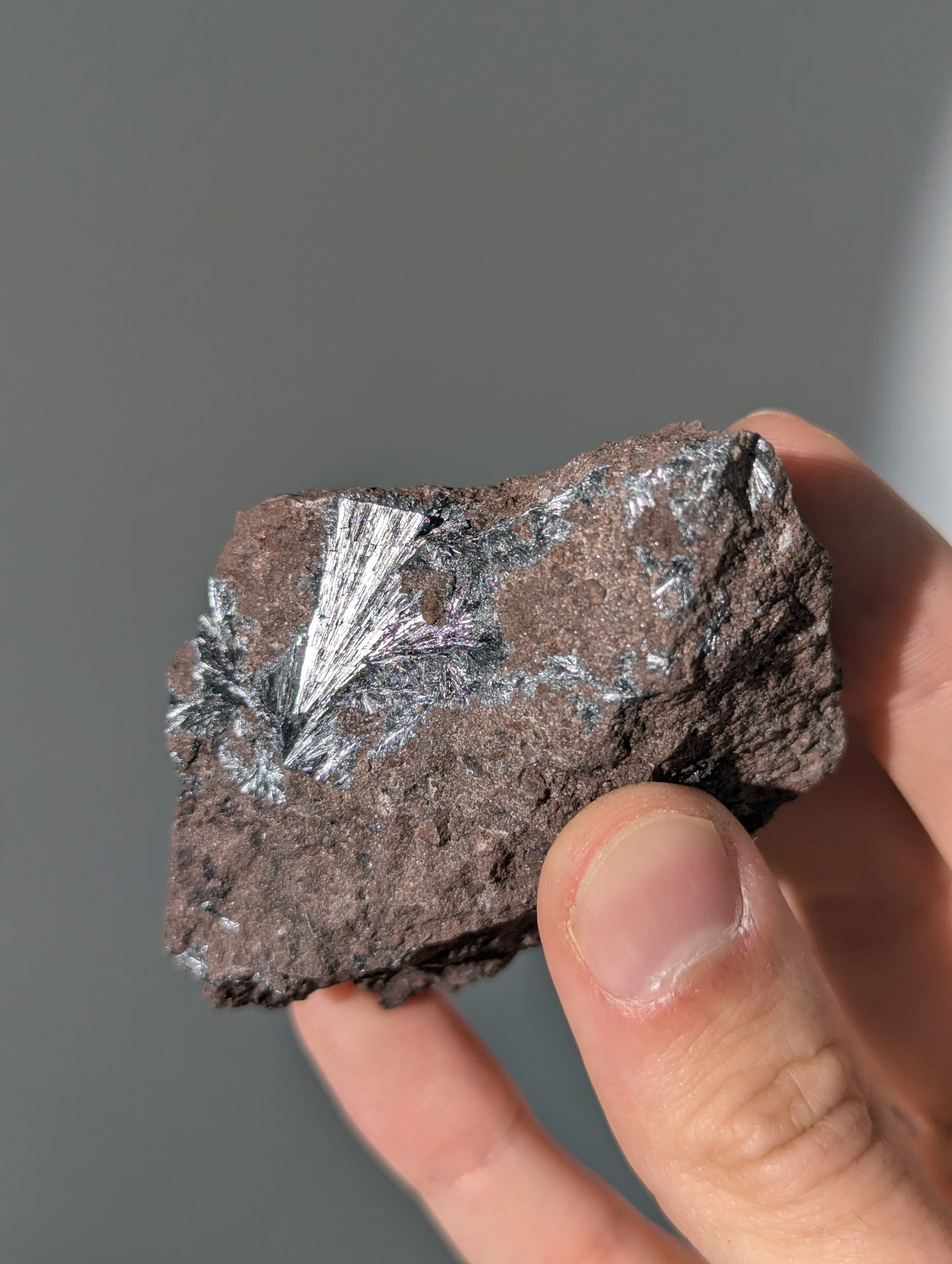 Schimmernder Pyrolusit aus Marokko