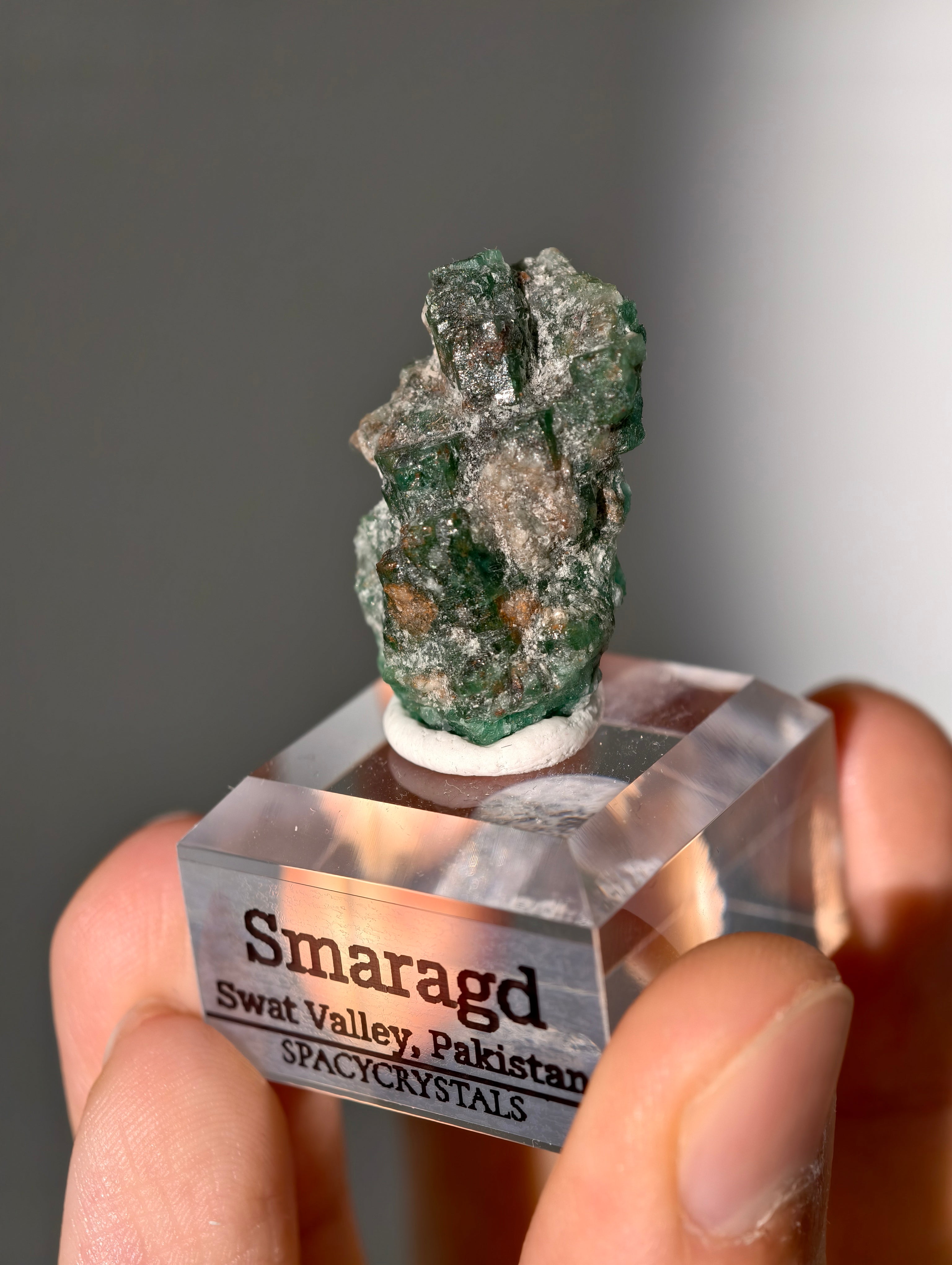 Grüner Smaragd in Matrix