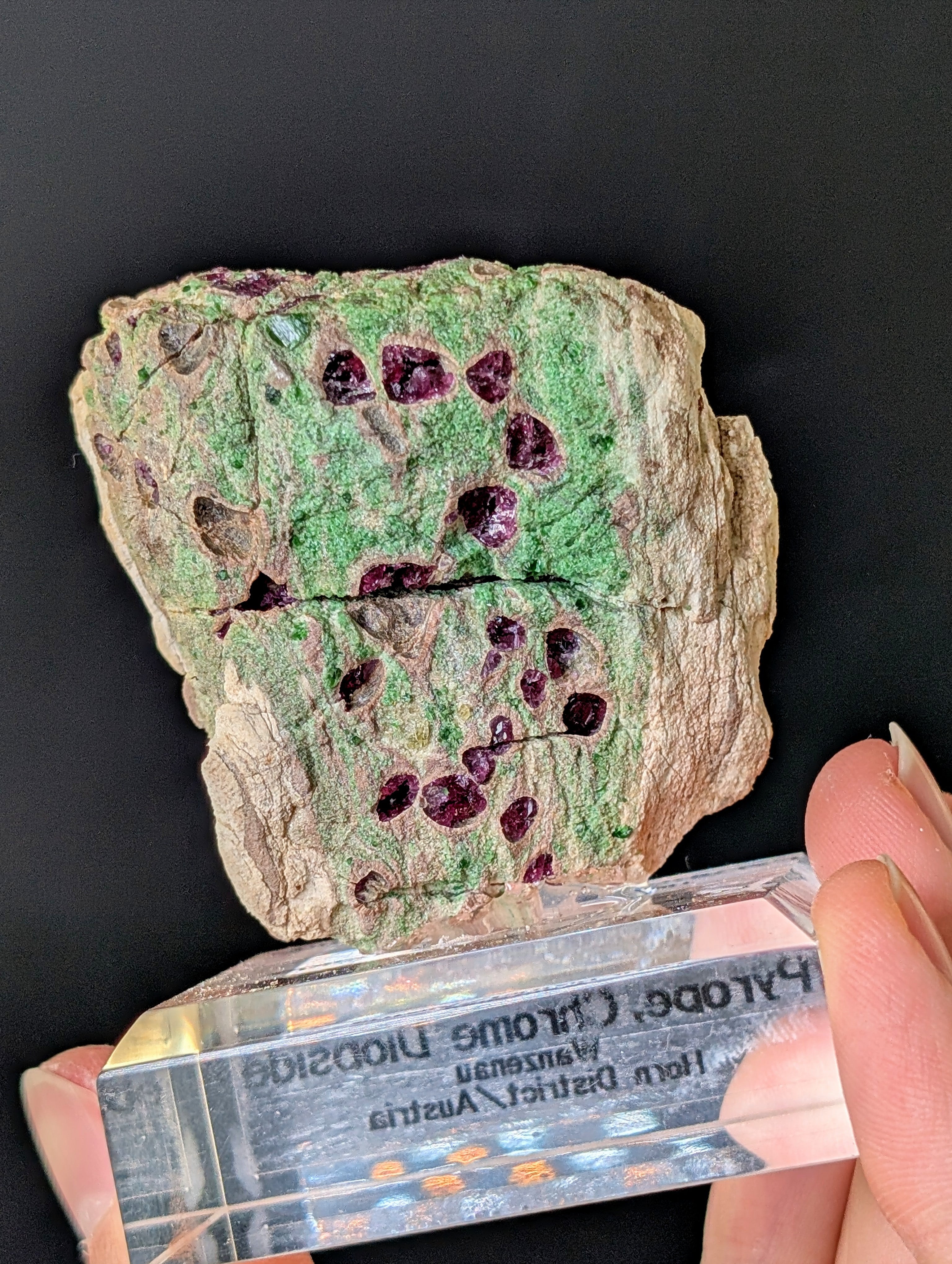 Pyrop Chromdiopsid aus Österreich auf Podest