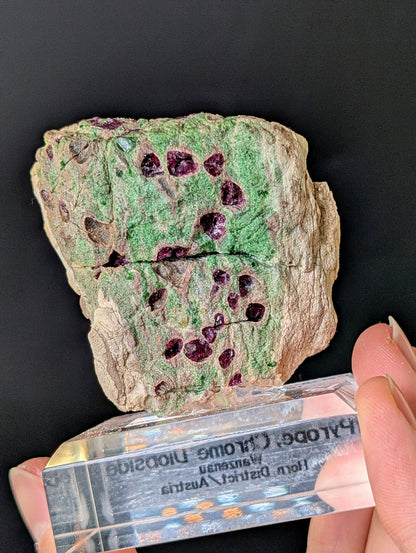 Pyrop Chromdiopsid aus Österreich auf Podest