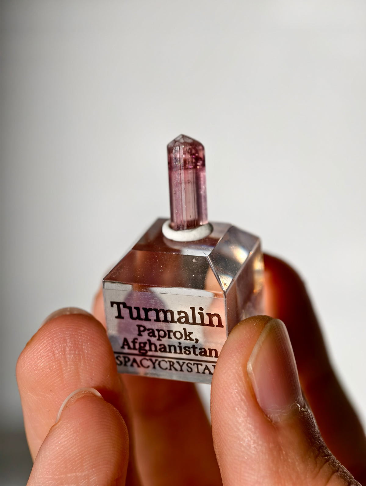Pinker Turmalin auf Podest