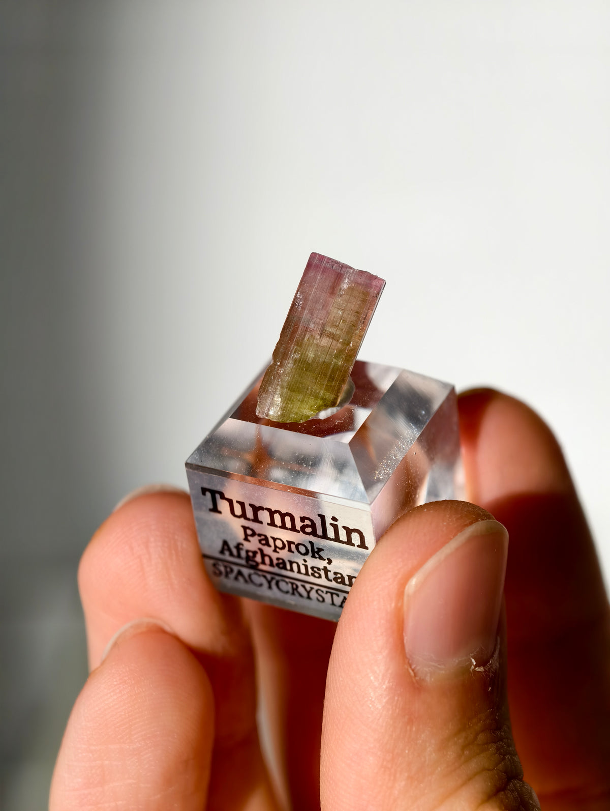 Pinker Turmalin auf Podest