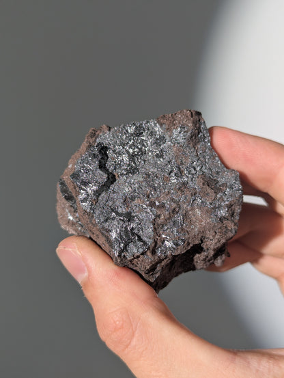 Schimmernder Pyrolusit aus Marokko