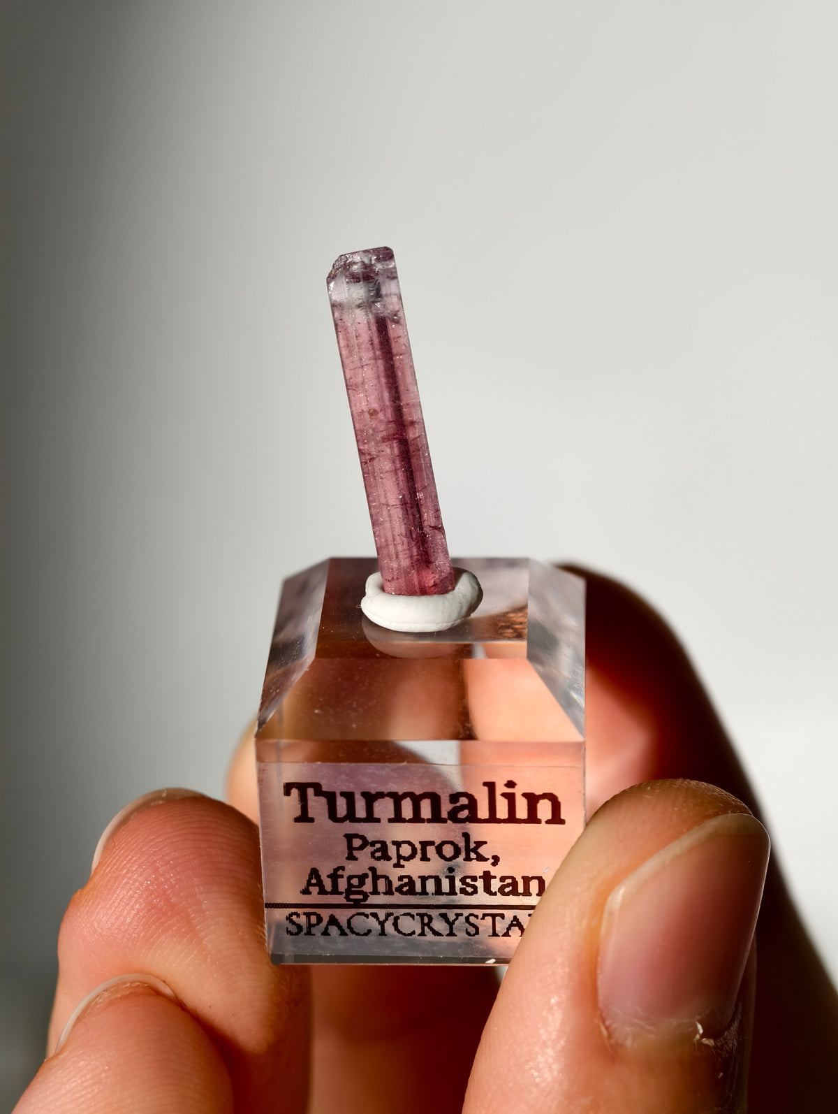 Pinker Turmalin auf Podest