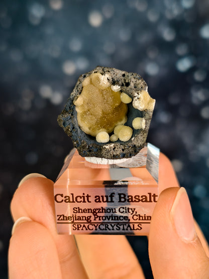Botryoidaler Calcit auf Basalt - Neuer Fund (klein)