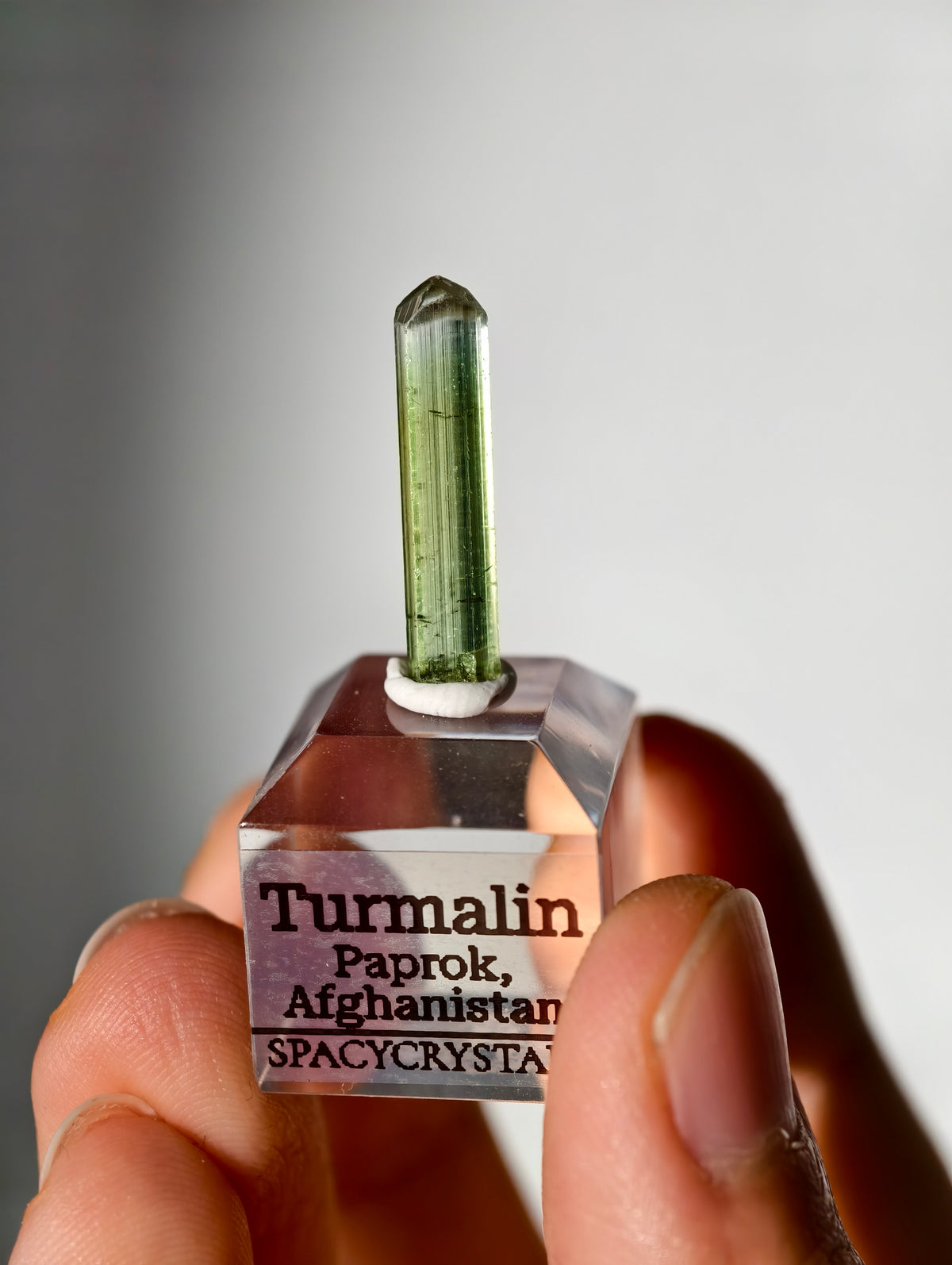 Grüner Turmalin auf Podest