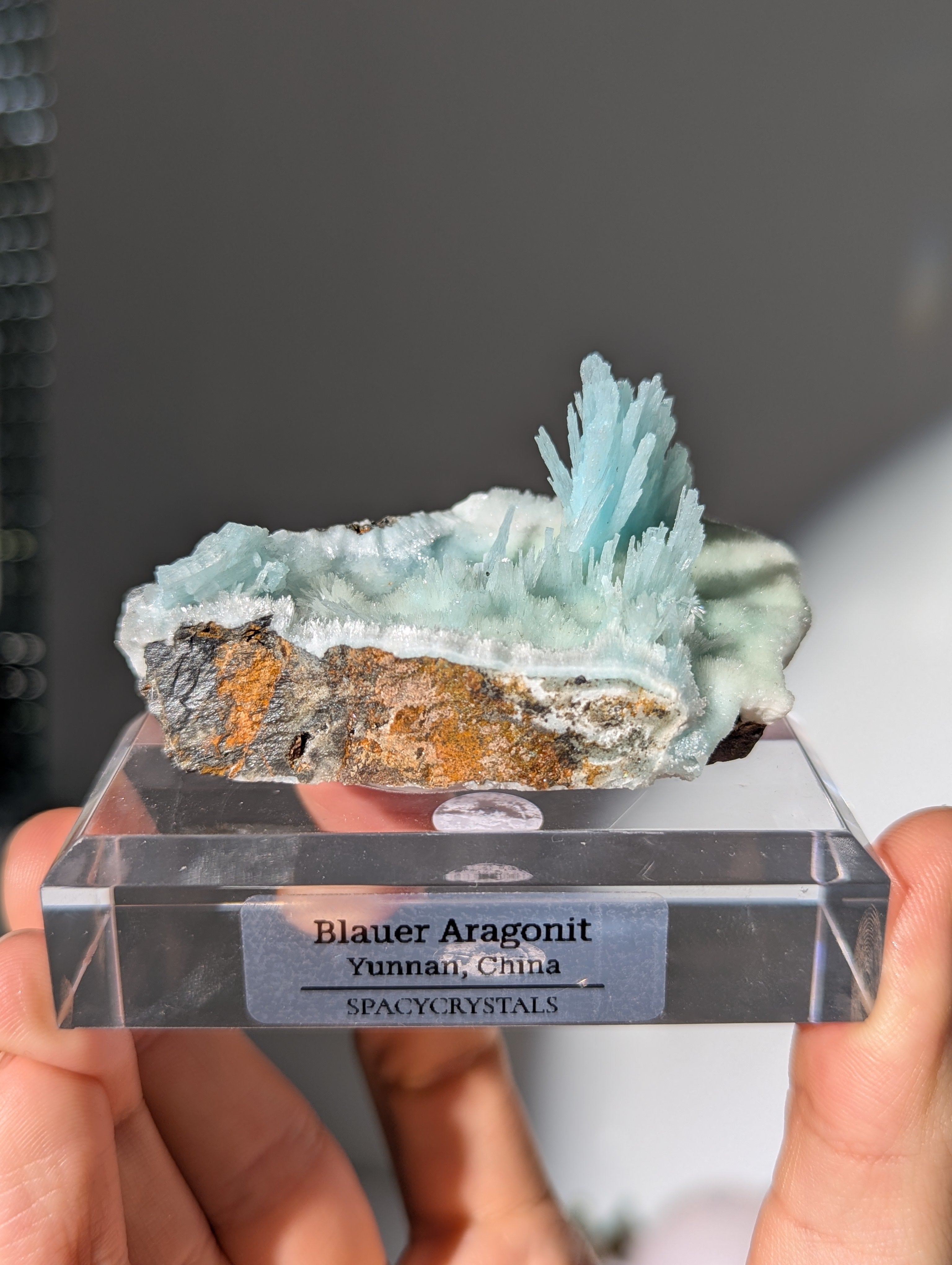 Blauer Aragonit auf Podest aus Yunnan