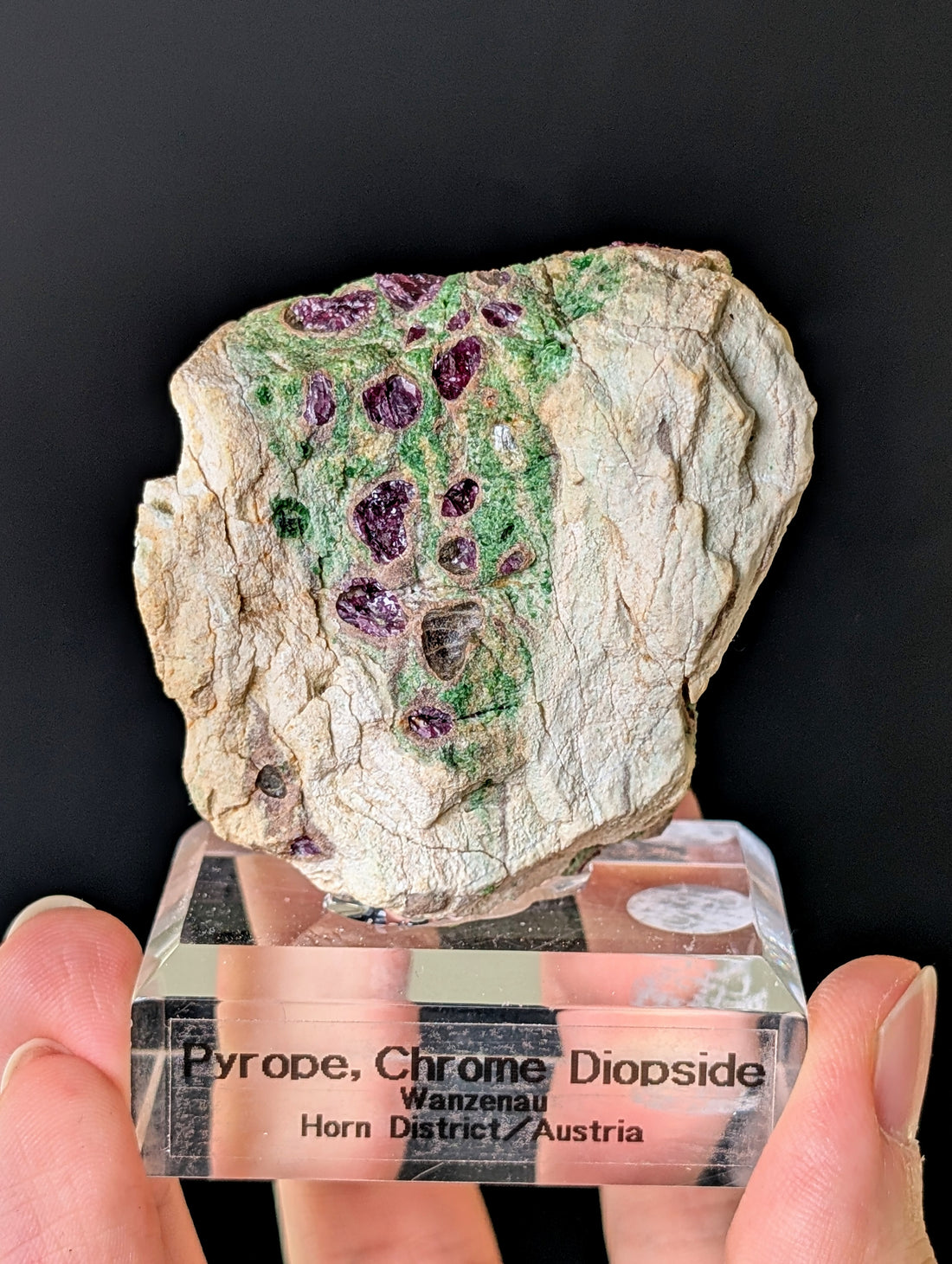 Pyrop Chromdiopsid aus Österreich auf Podest