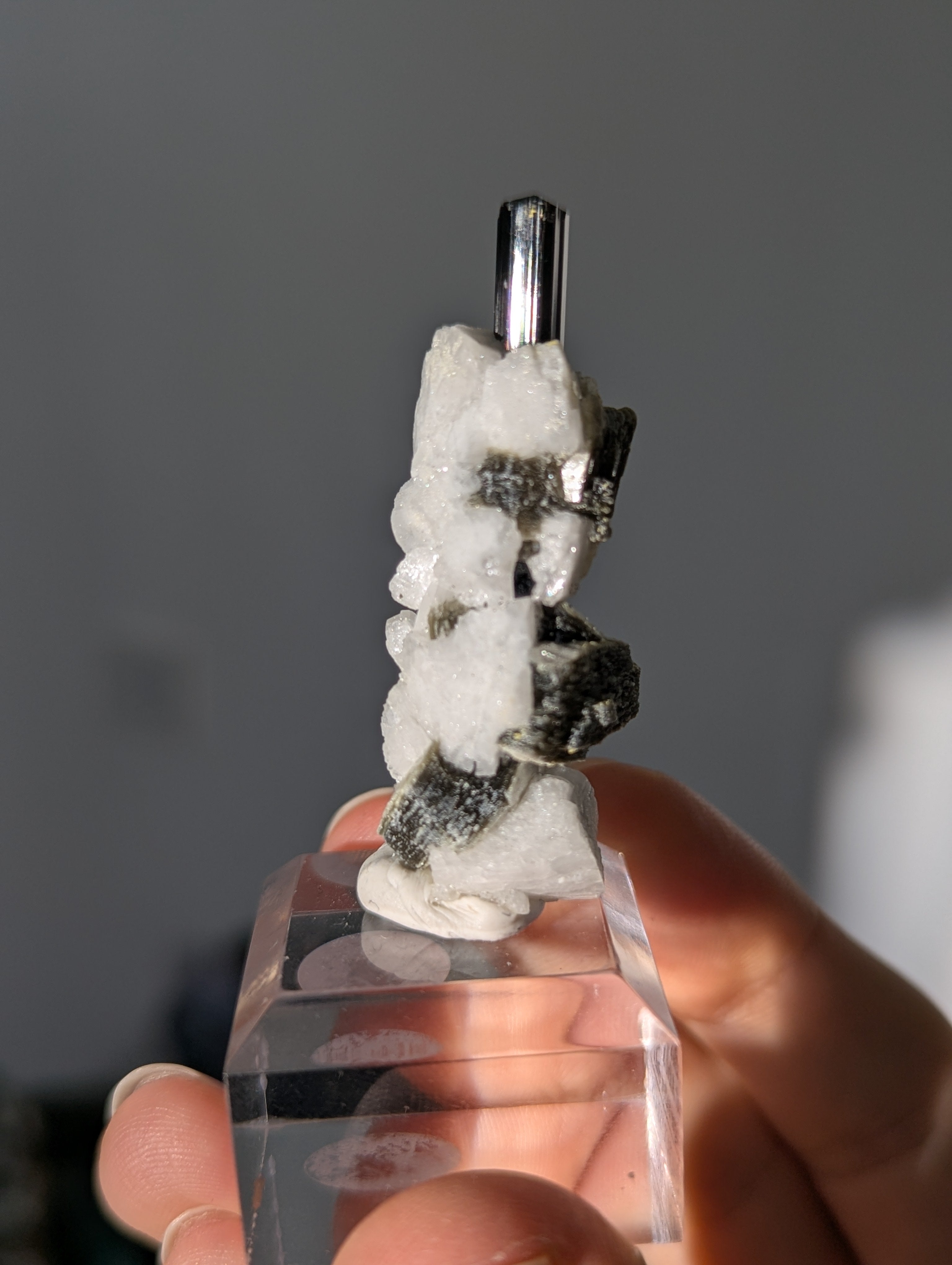 Schwarzer Turmalin (Schörl) mit Albit &amp; Glimmer auf Podest