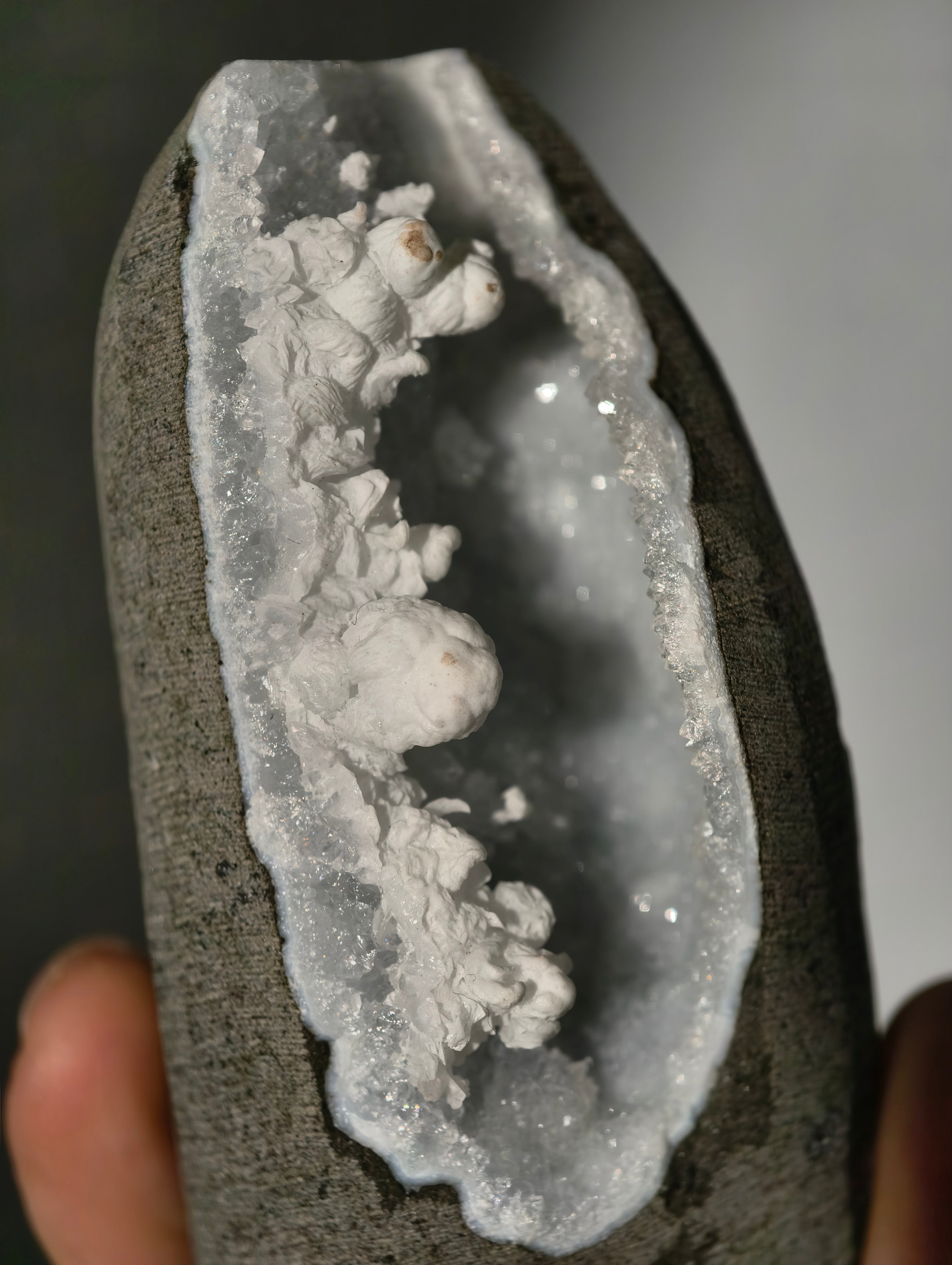 Mordenit auf Chalcedon Geode aus Indien