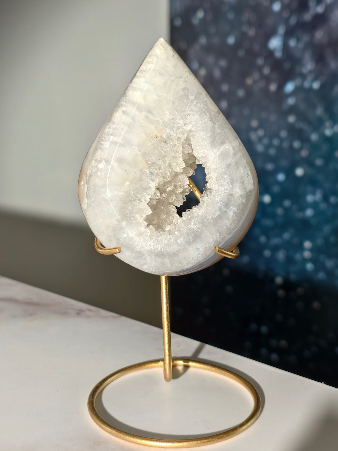 Achat Bergkristall Tropfen auf Goldständer