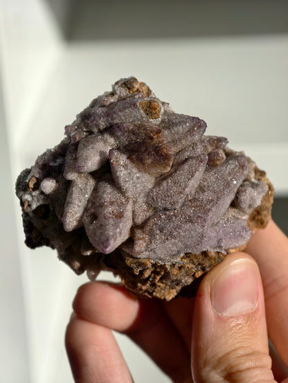 Lila Yttriumfluorit auf Dogtooth Calcit