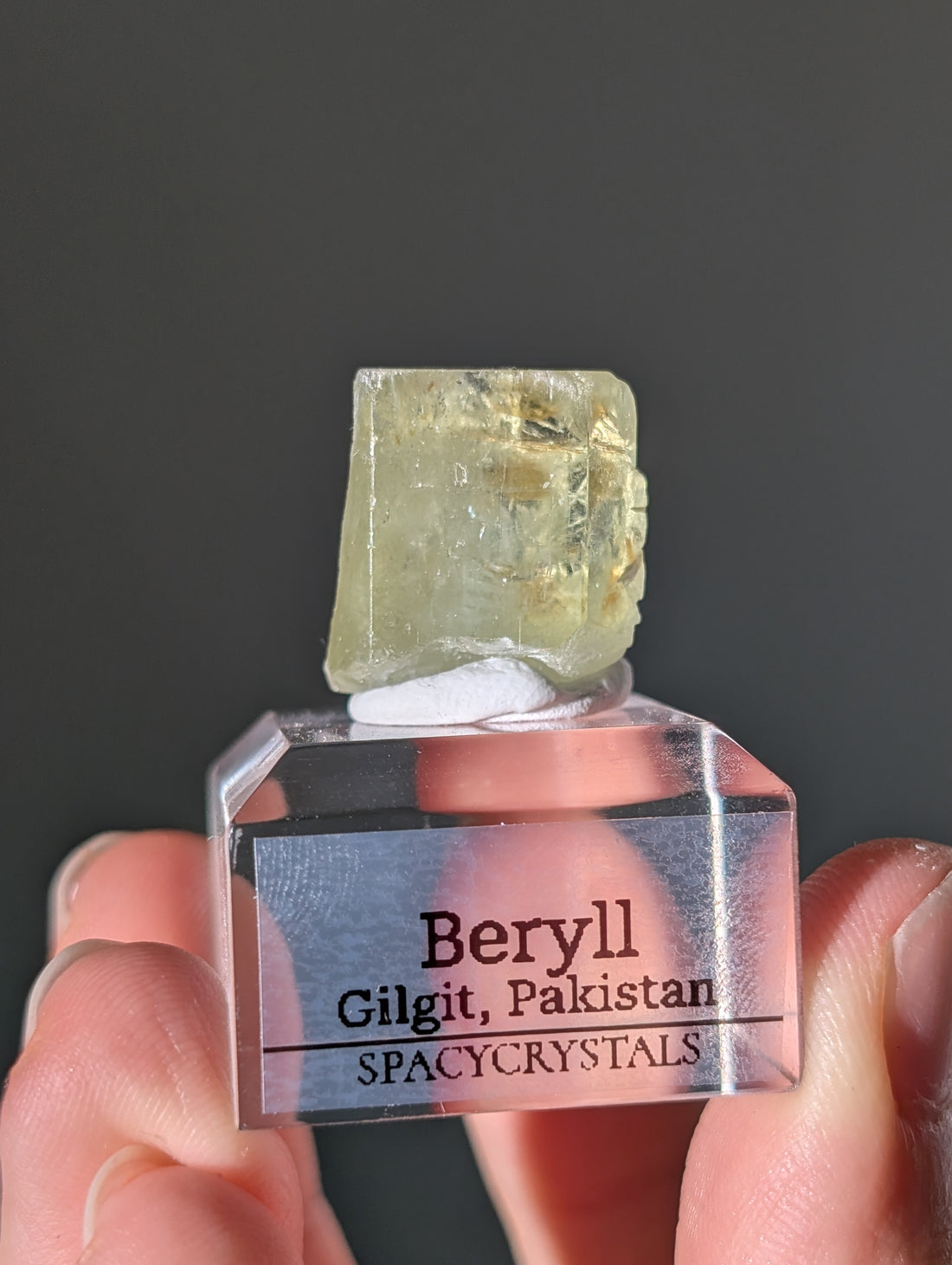 Grüner Beryll auf Podest