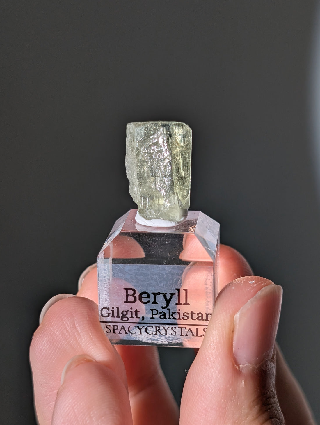 Grüner Beryll auf Podest