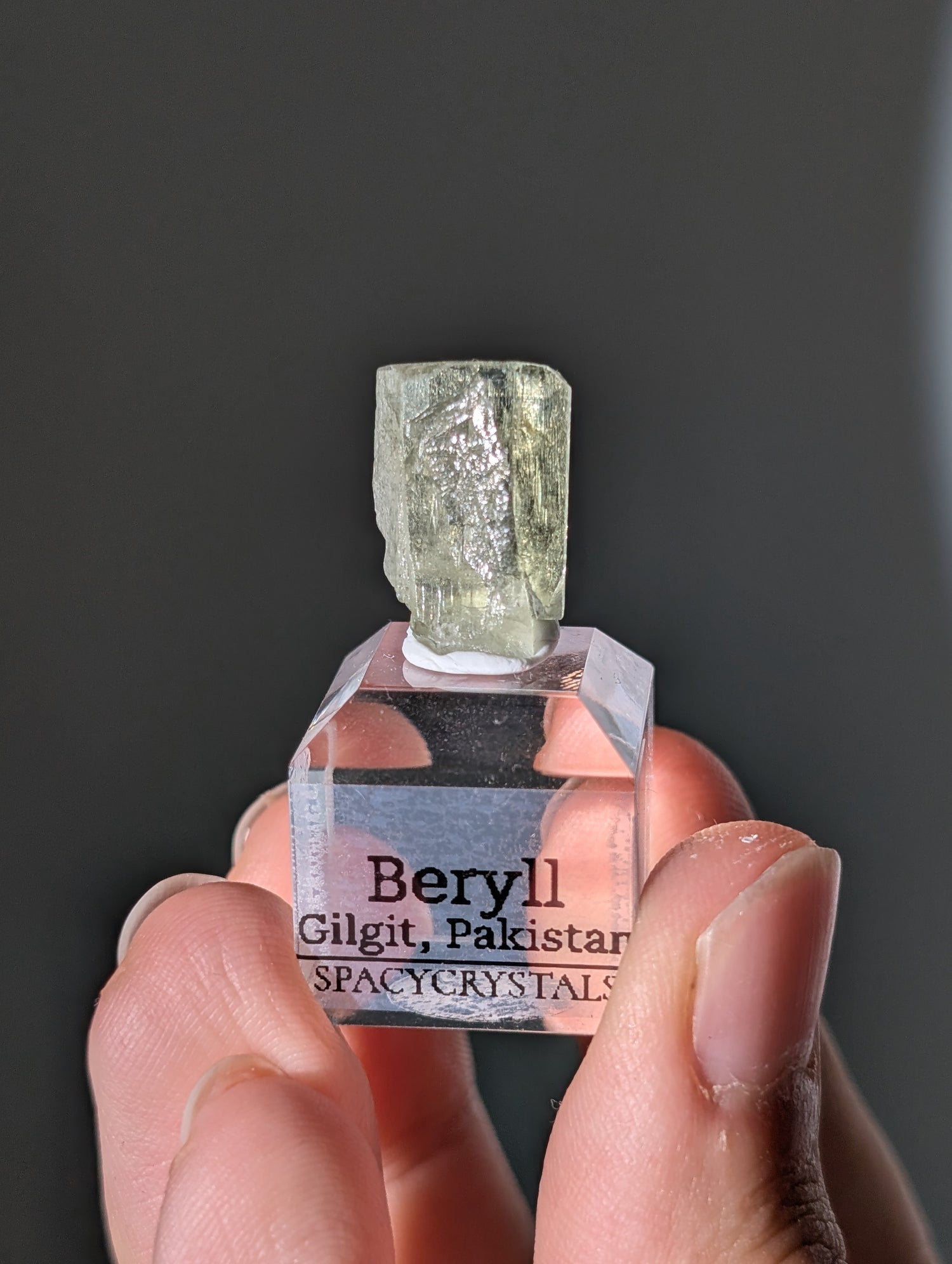 Grüner Beryll auf Podest