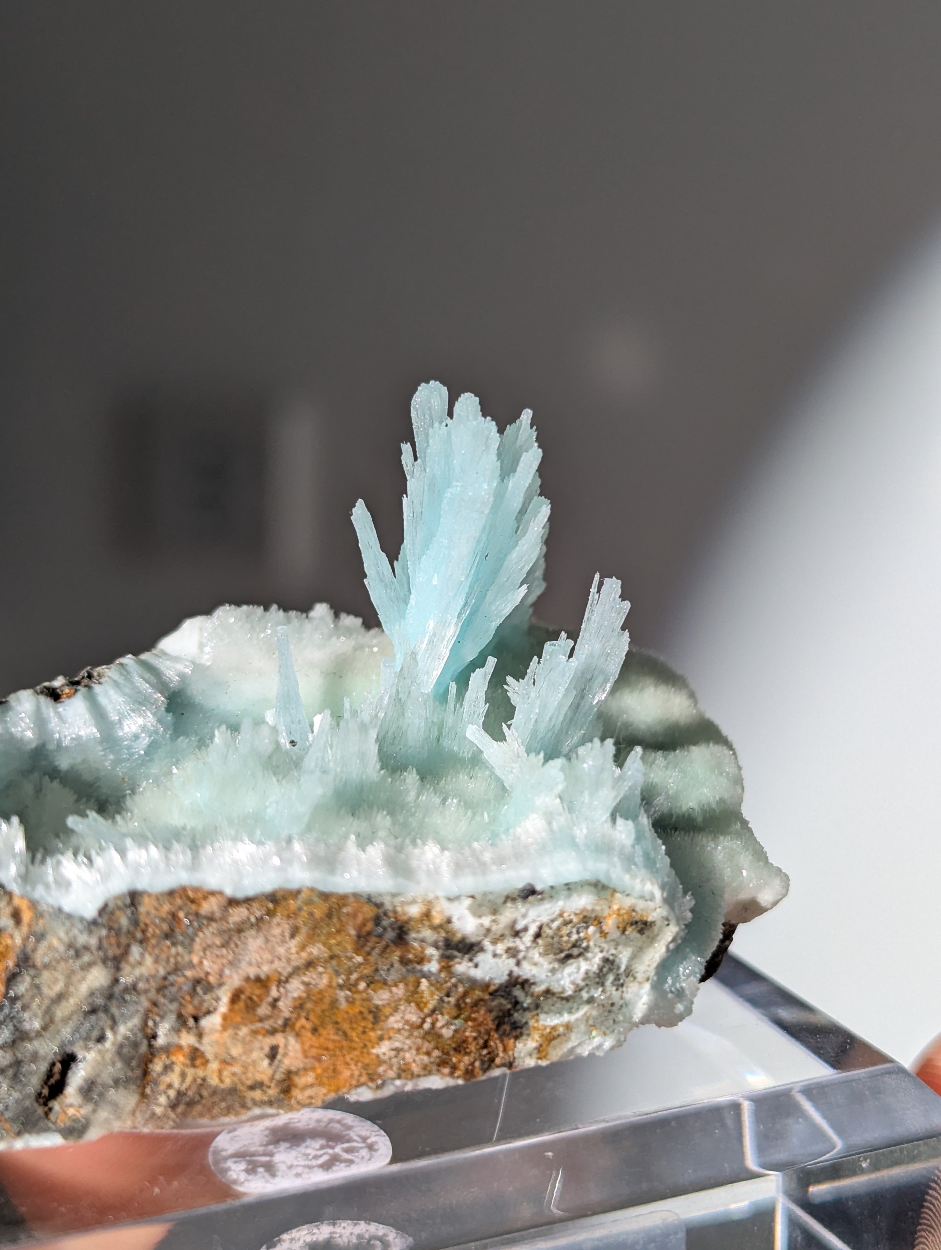 Blauer Aragonit auf Podest aus Yunnan