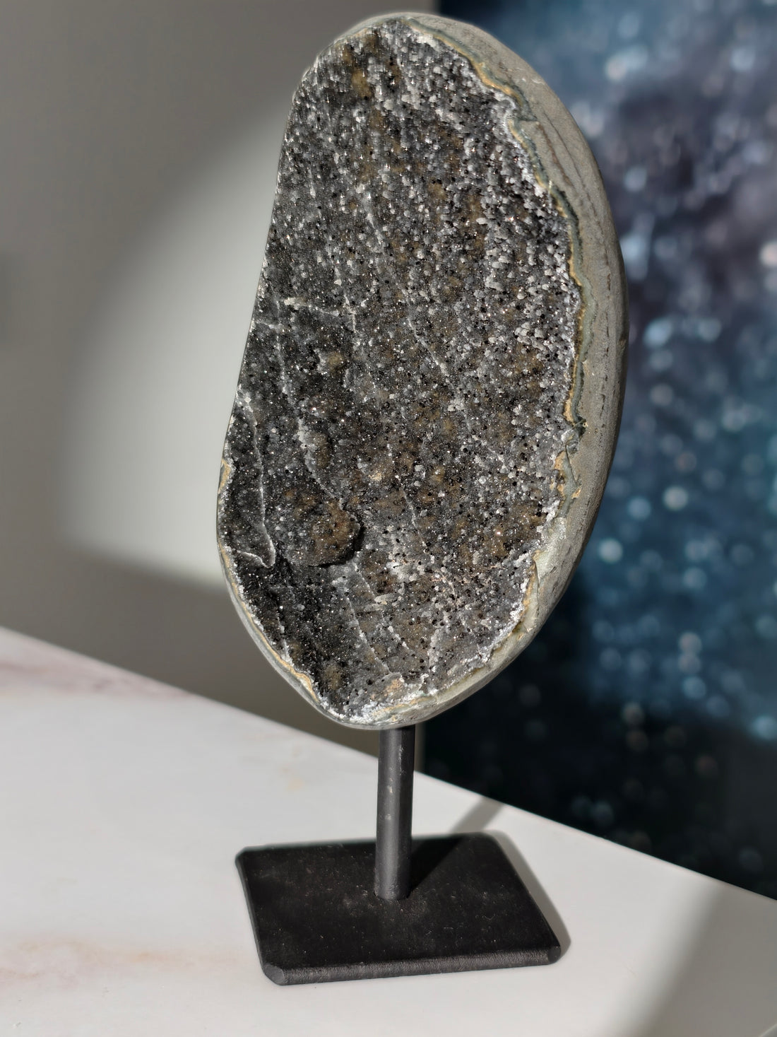 Schwarzer funkelnder Amethyst auf Ständer 🌌