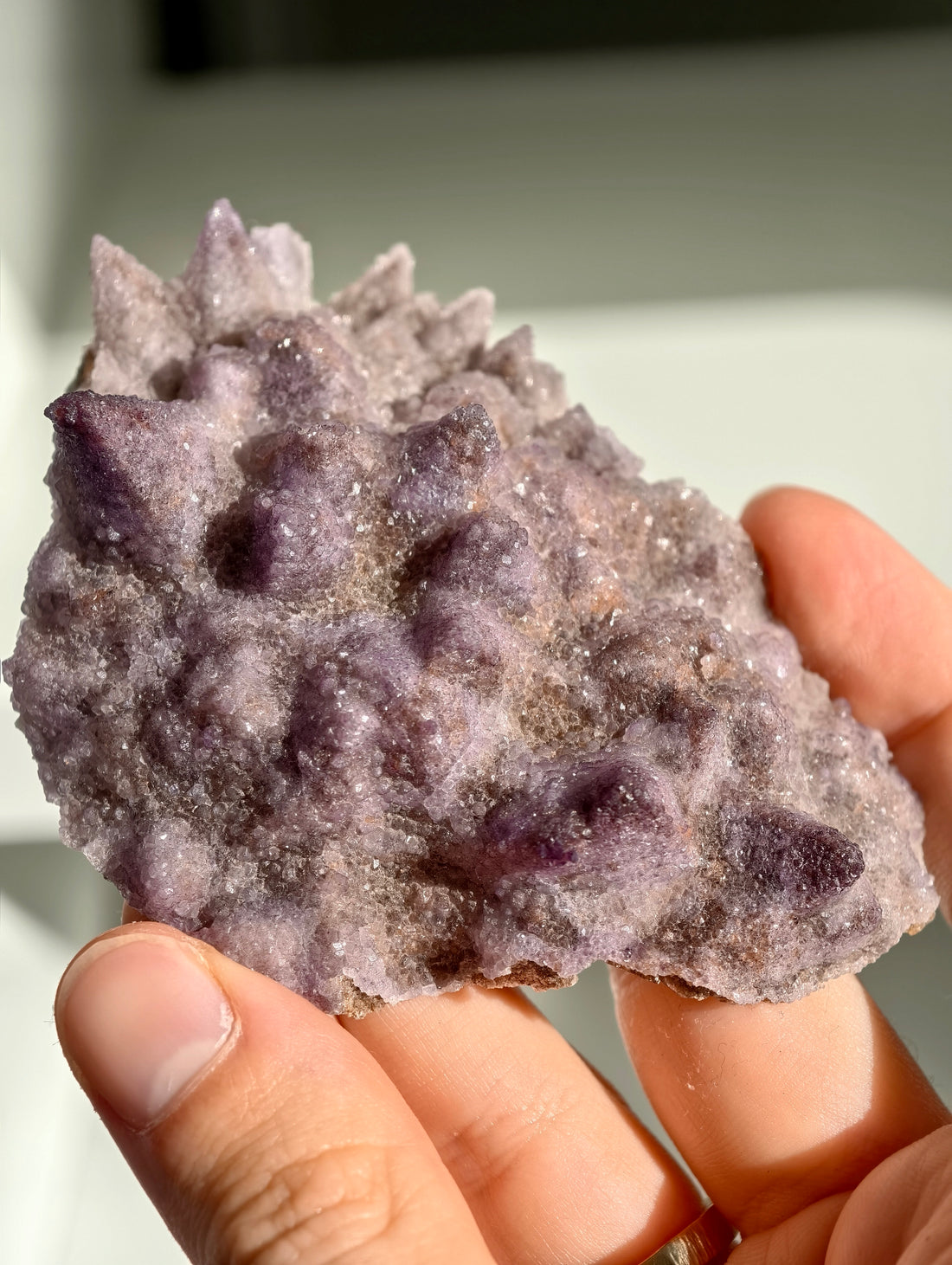 Lila Yttriumfluorit auf Dogtooth Calcit