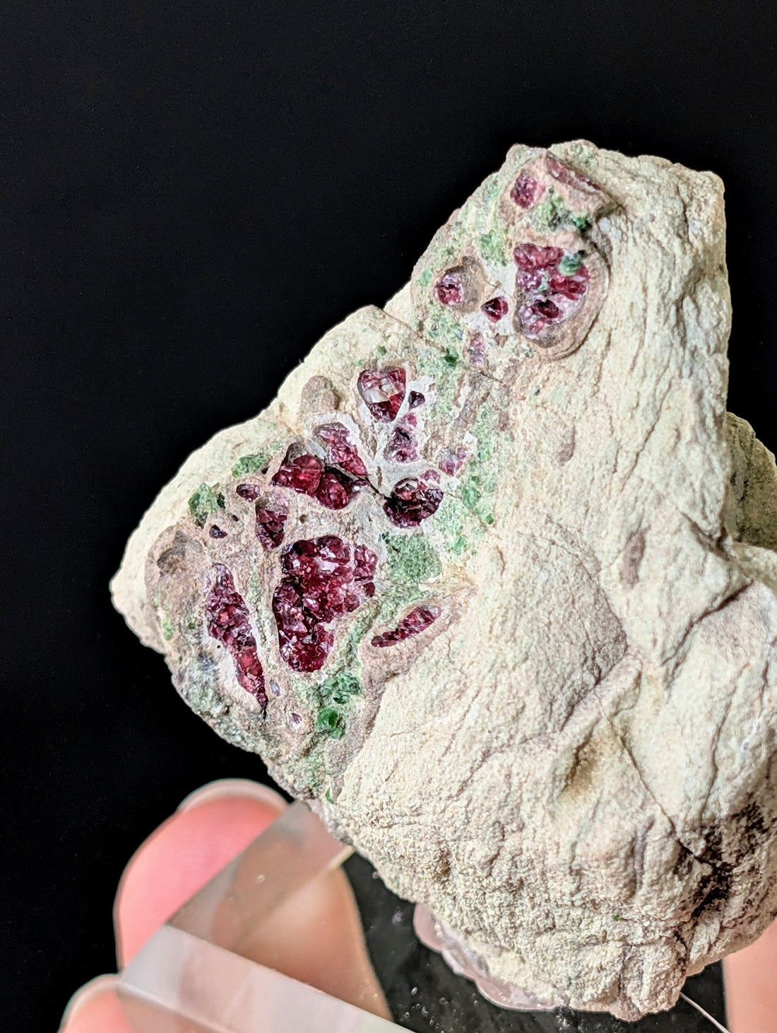 Pyrop Chromdiopsid aus Österreich auf Podest