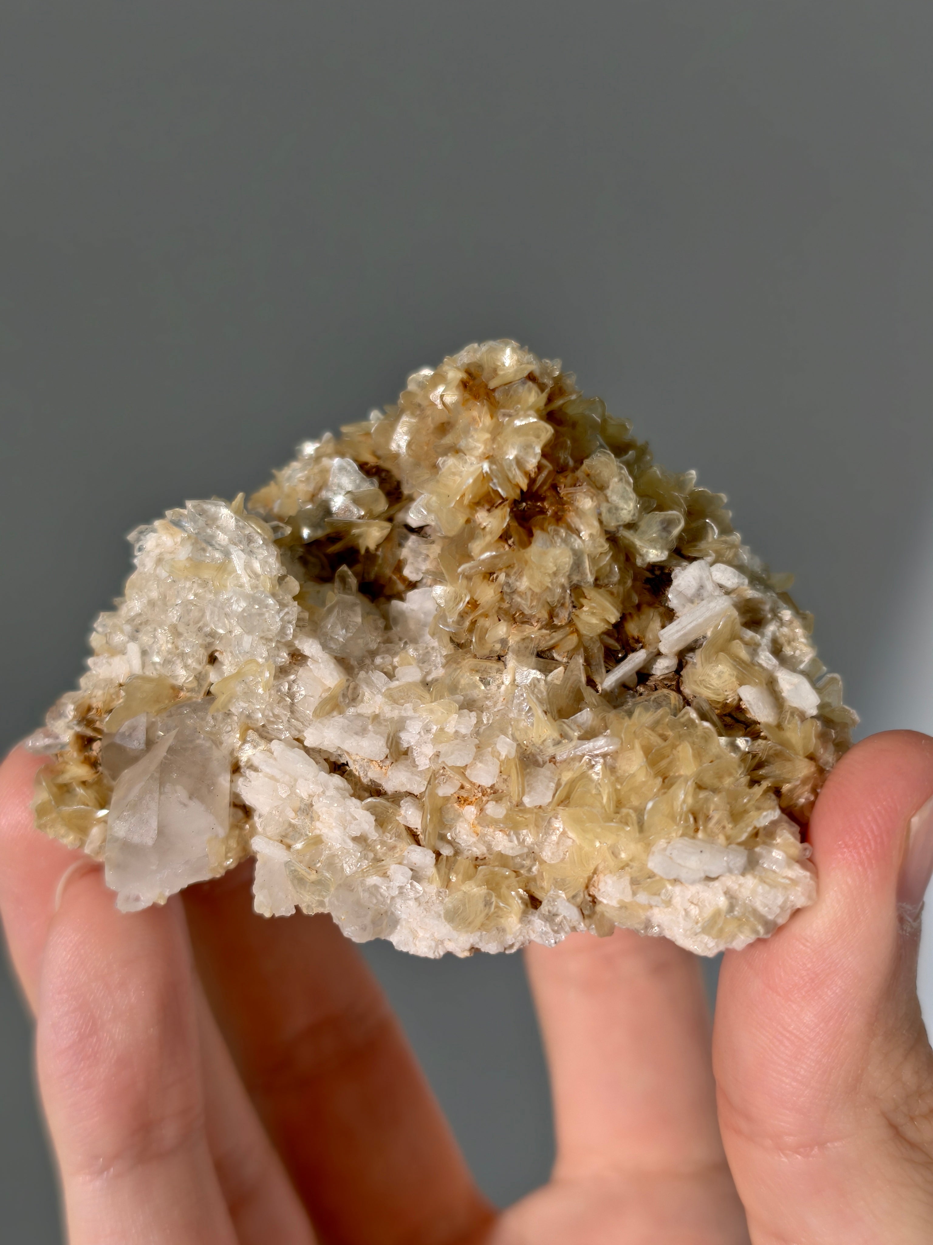 Goldgelbe Muskovit Stufe mit Bergkristall aus Brasilien