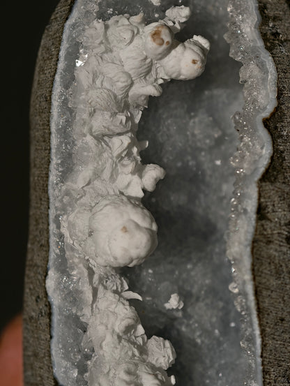 Mordenit auf Chalcedon Geode aus Indien