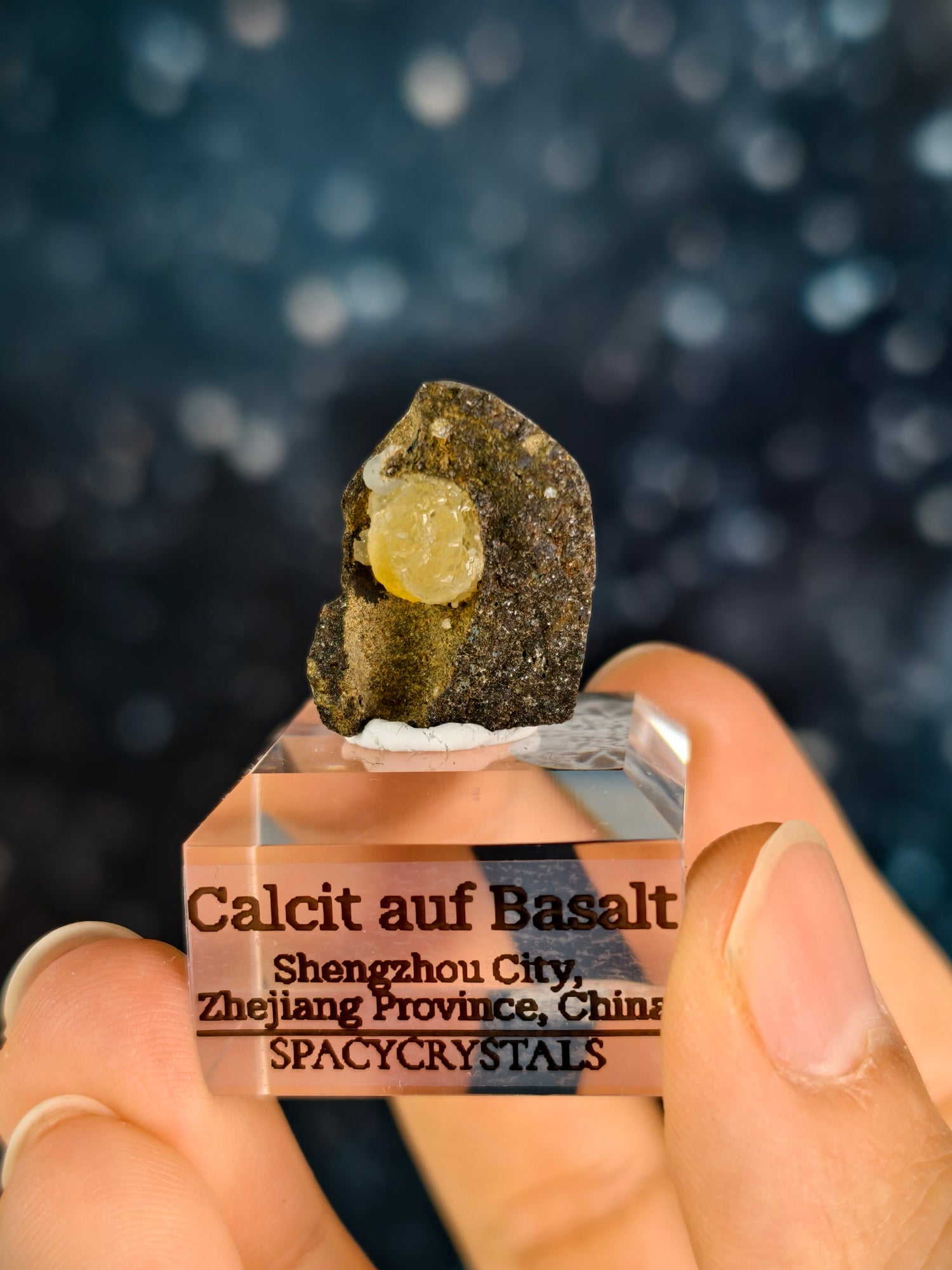 Botryoidaler Calcit auf Basalt - Neuer Fund (klein)