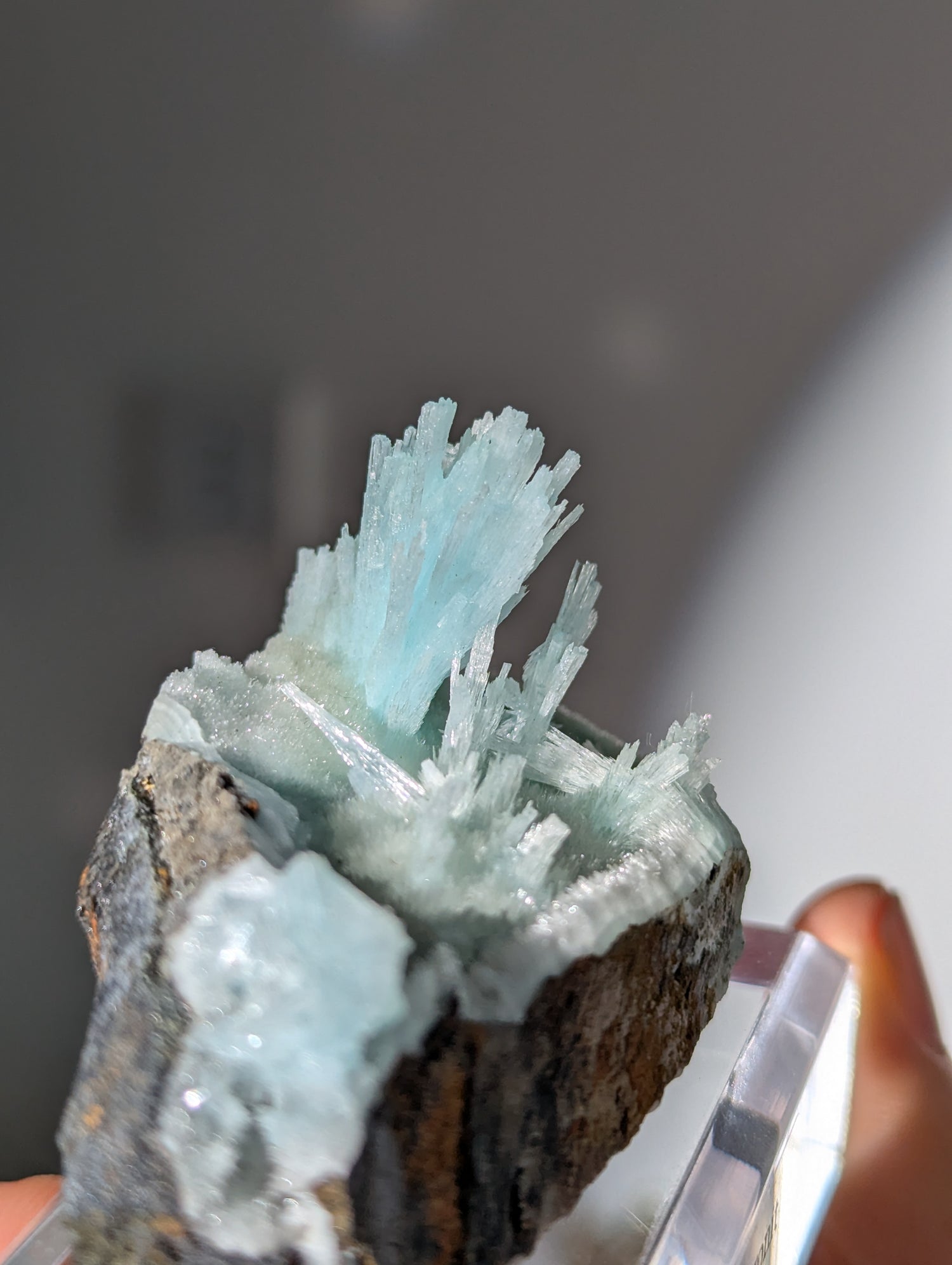 Blauer Aragonit auf Podest aus Yunnan