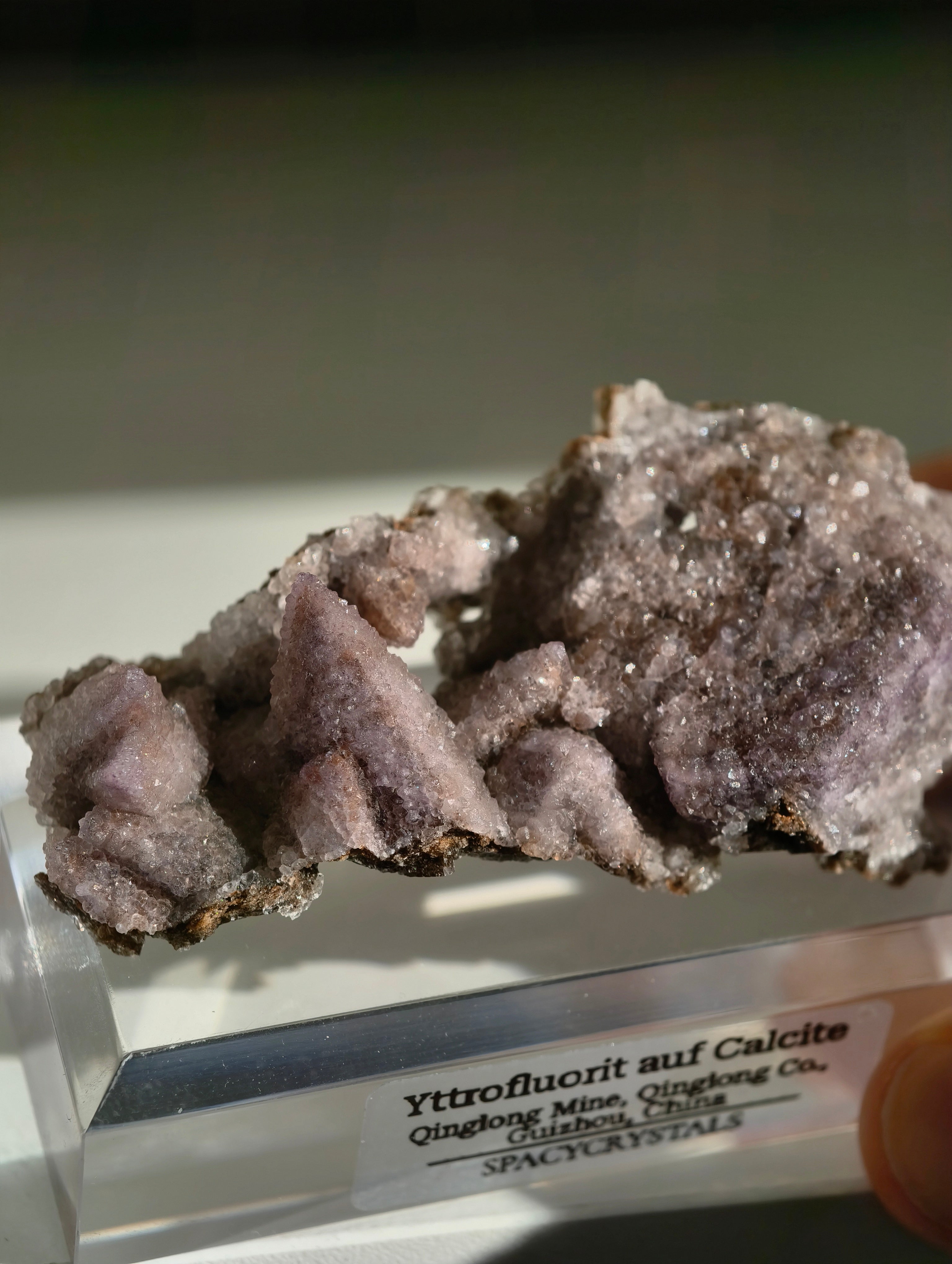 Lila Yttriumfluorit auf Dogtooth Calcit