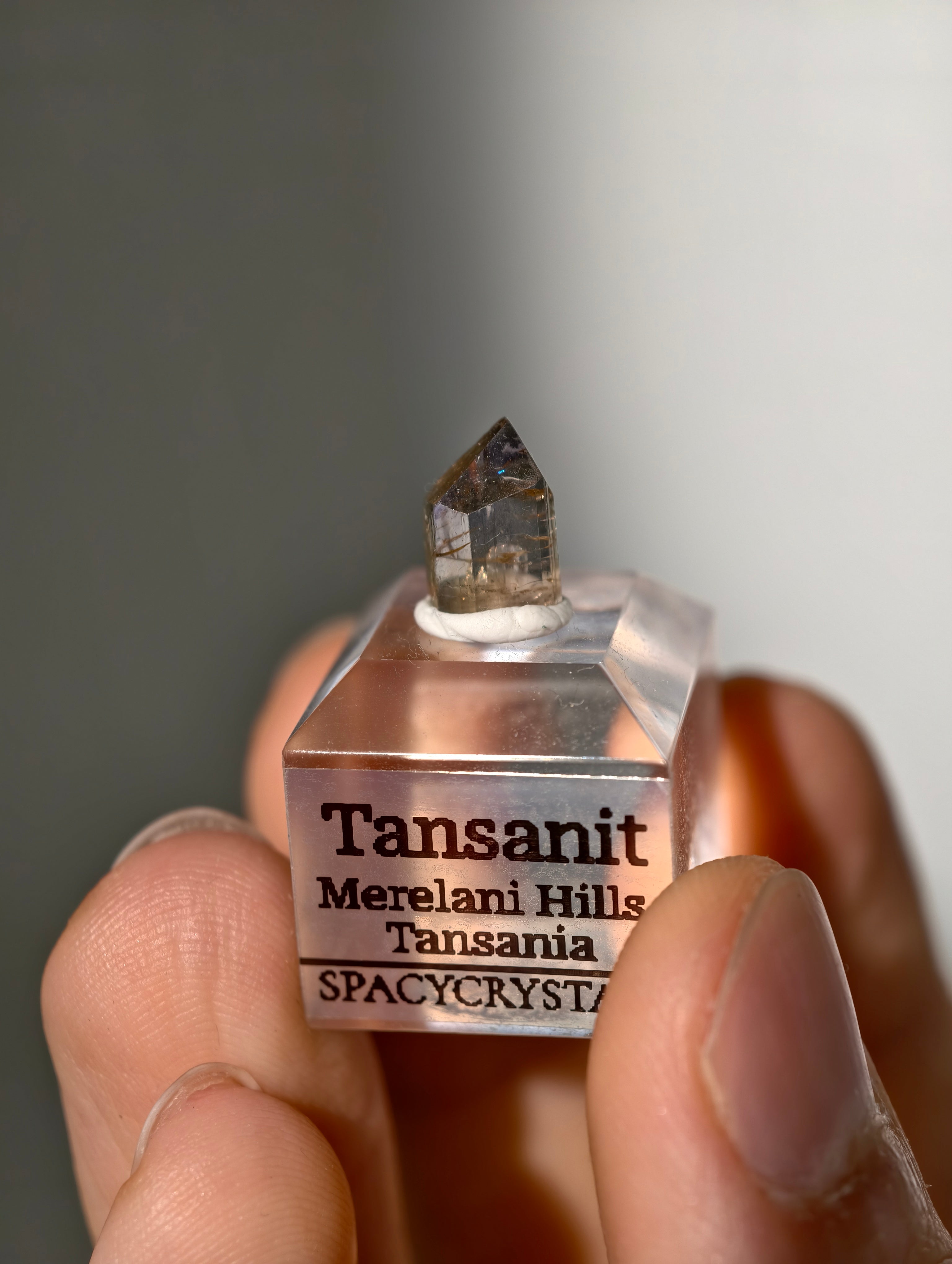 Tansanit Kristall auf Podest (nicht erhitzt!)