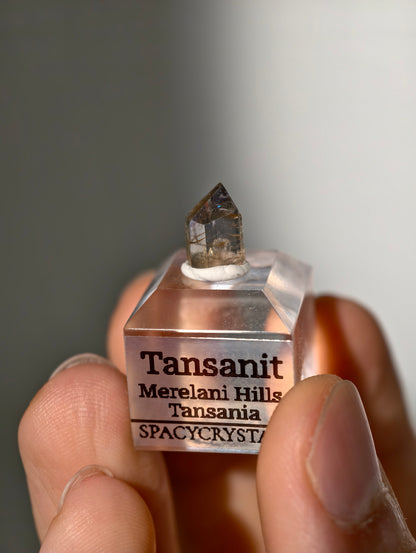 Tansanit Kristall auf Podest (nicht erhitzt!)