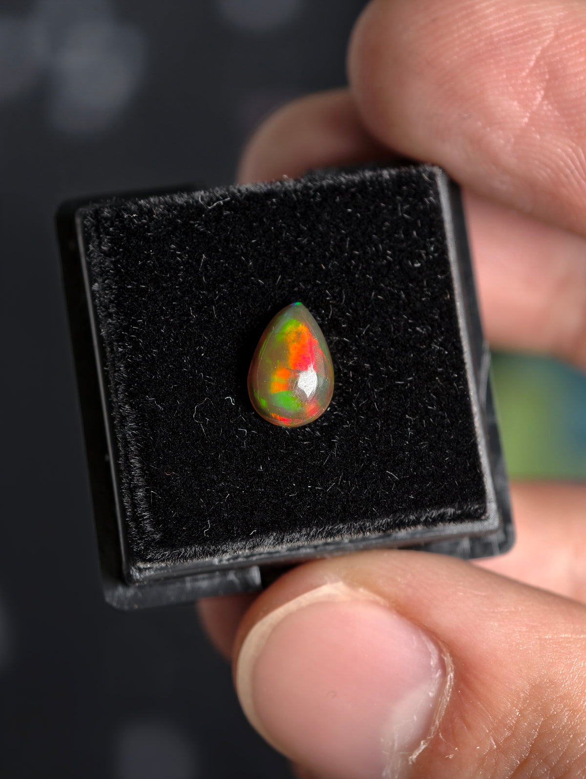 Welo Opal Cabochon in Dose (klein)