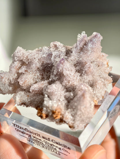 Lila Yttriumfluorit auf Dogtooth Calcit