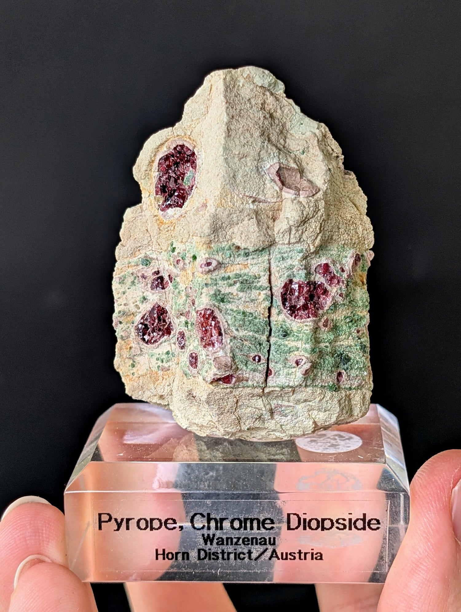 Pyrop Chromdiopsid aus Österreich auf Podest