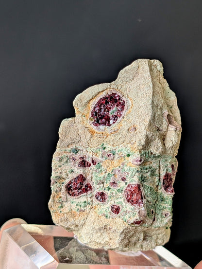 Pyrop Chromdiopsid aus Österreich auf Podest