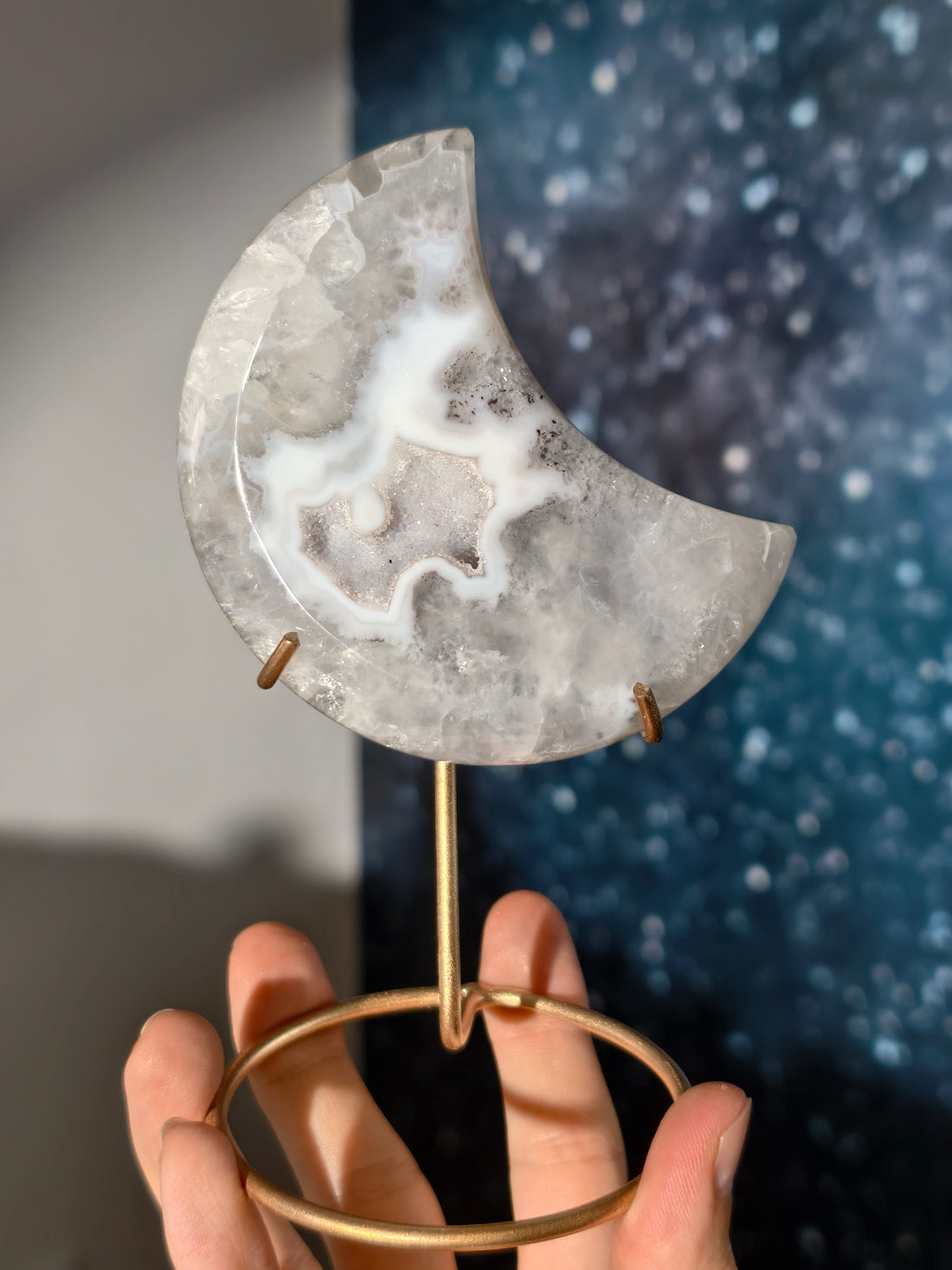 Achat Kristall Mond auf Goldständer