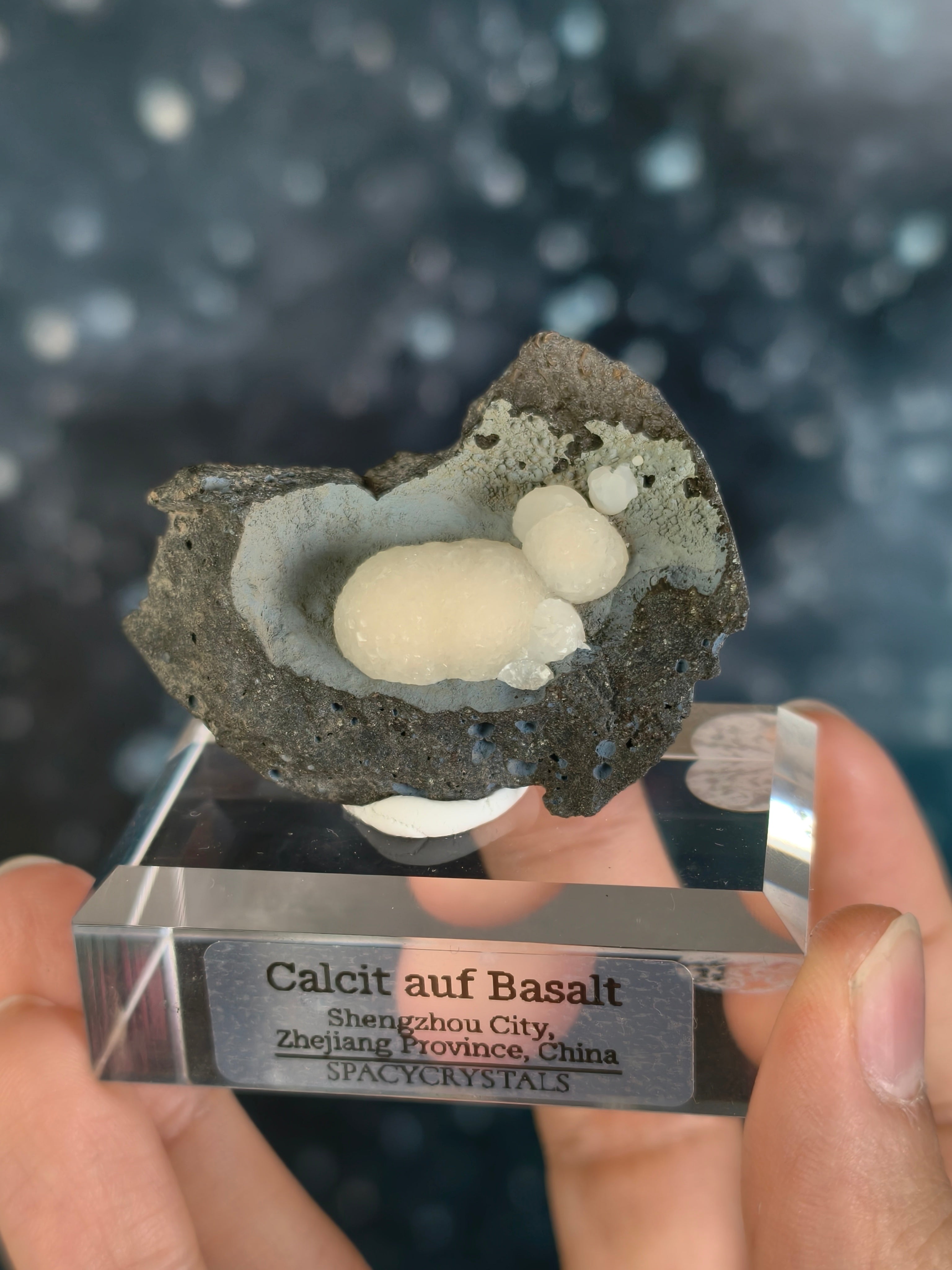 Botryoidaler Calcit auf Basalt - Neuer Fund (groß)