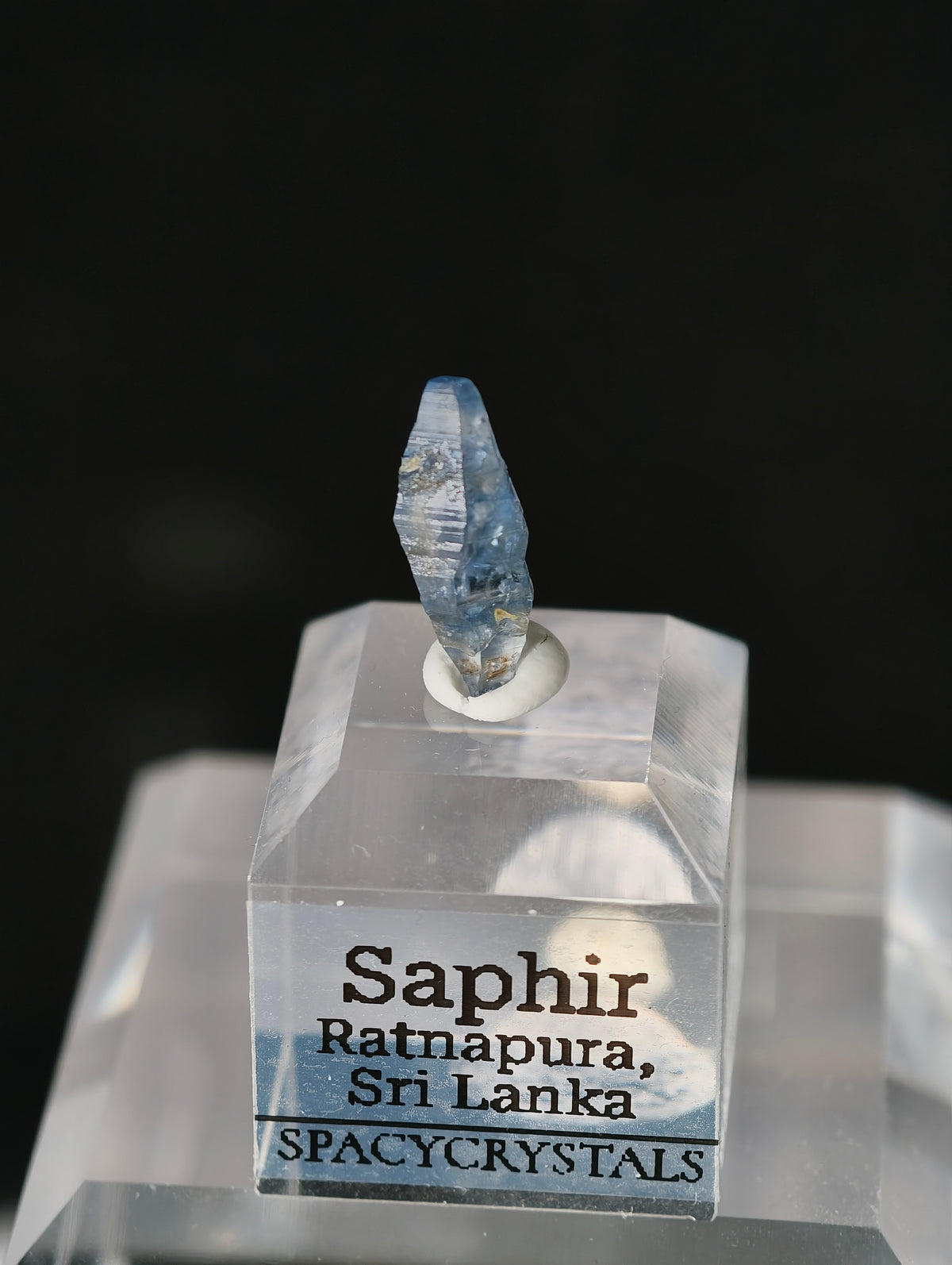Blauer Saphir aus Sri Lanka auf Podest