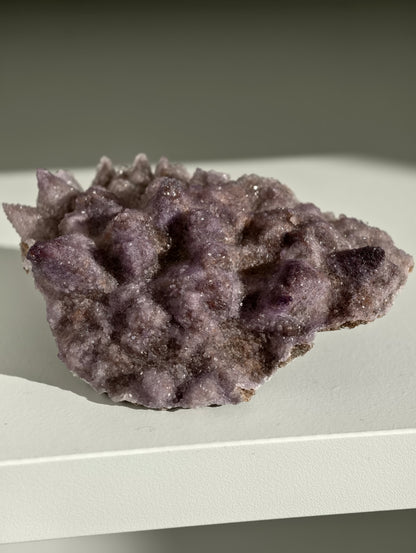 Lila Yttriumfluorit auf Dogtooth Calcit