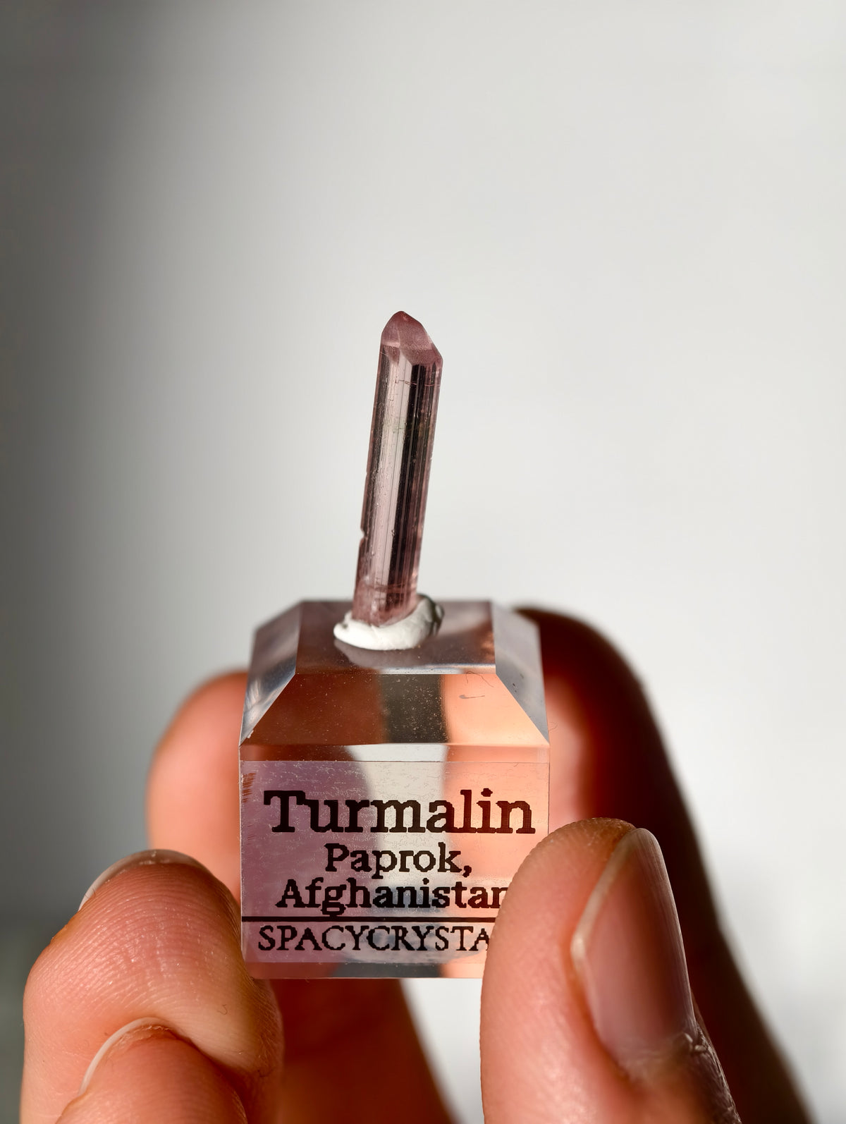 Pinker Turmalin auf Podest